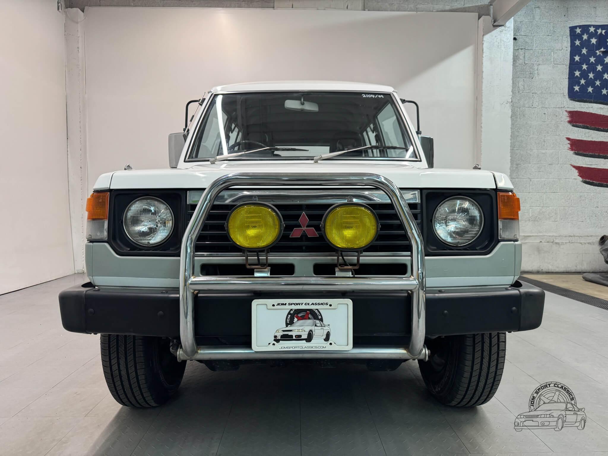 1989 Mitsubishi Pajero DX - 4