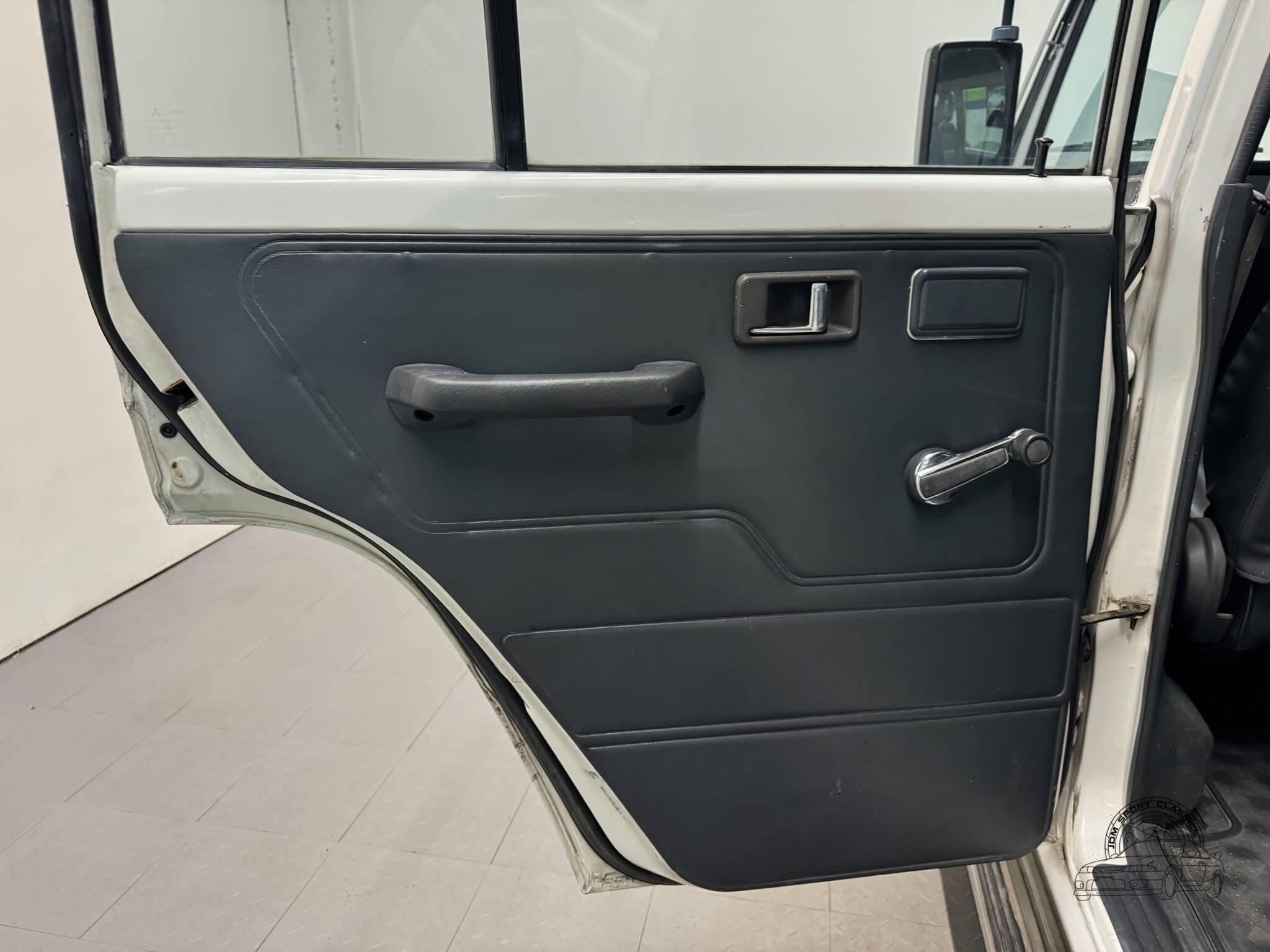 1989 Mitsubishi Pajero DX