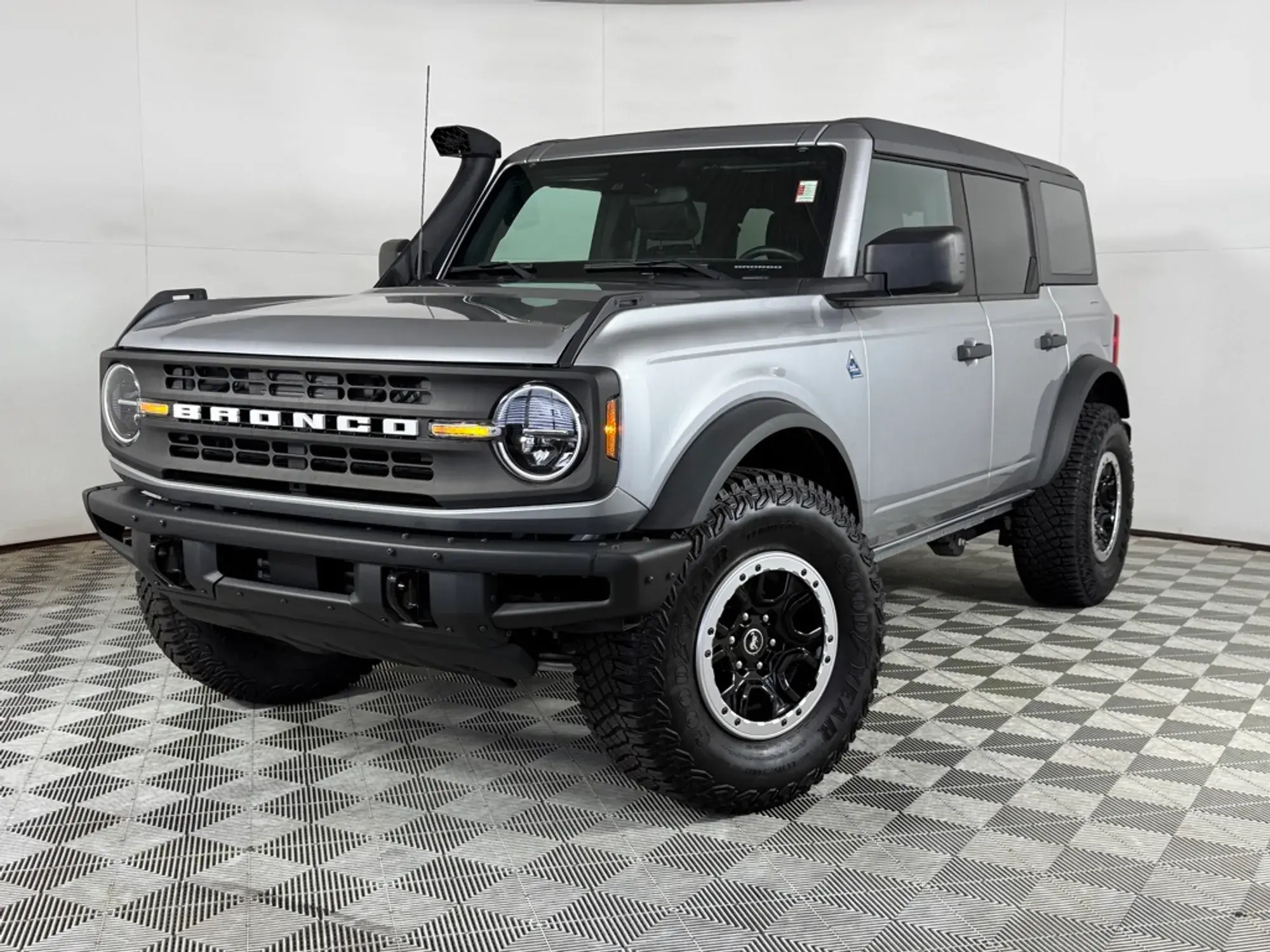 2023 Ford Bronco Black Diamond - 2