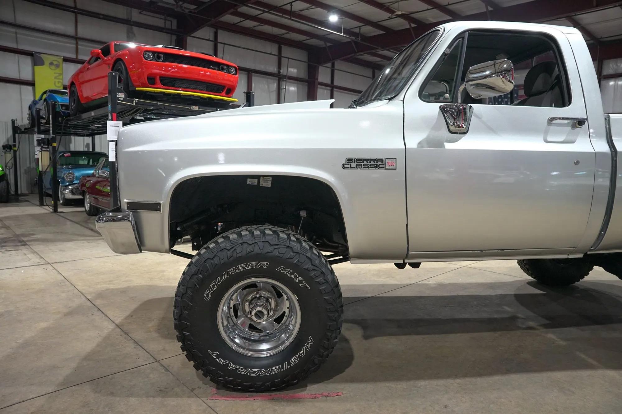 1987 GMC Sierra 1500 Classic - 2