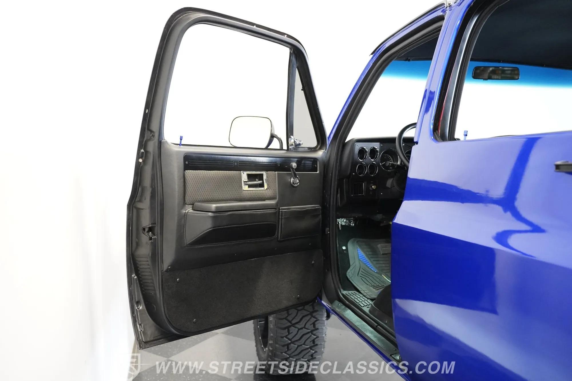 1984 Chevrolet K30 Silverado 4×4 3+3 CREW