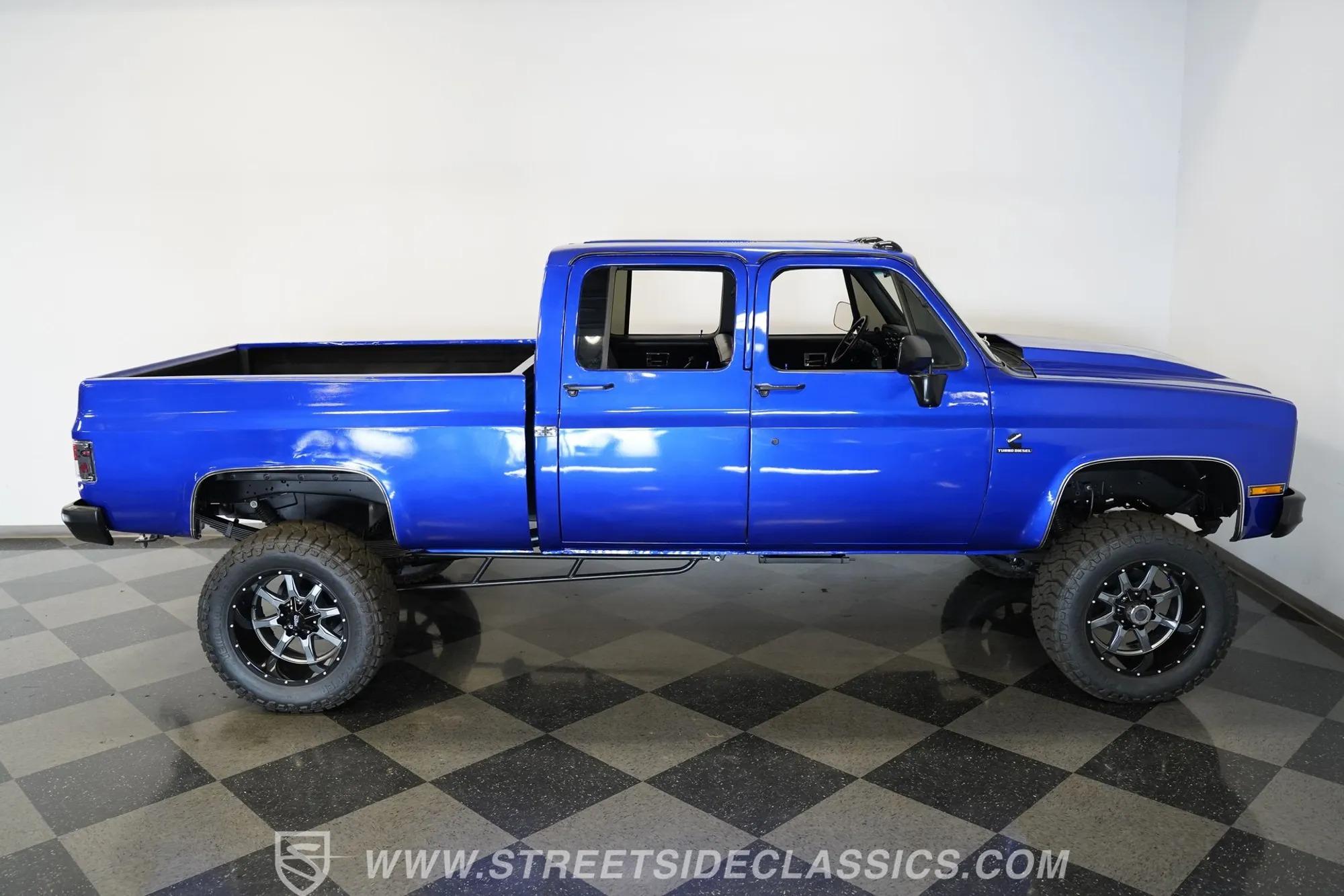 1984 Chevrolet K30 Silverado 4×4 3+3 CREW