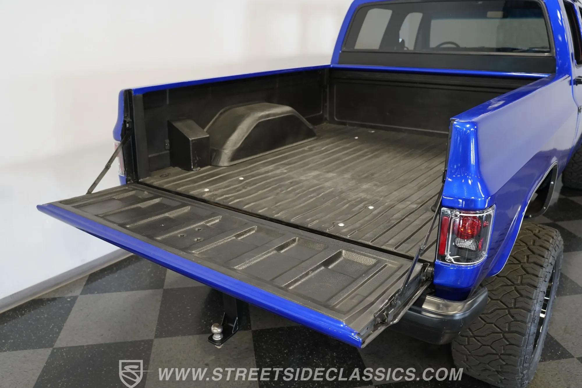 1984 Chevrolet K30 Silverado 4×4 3+3 CREW