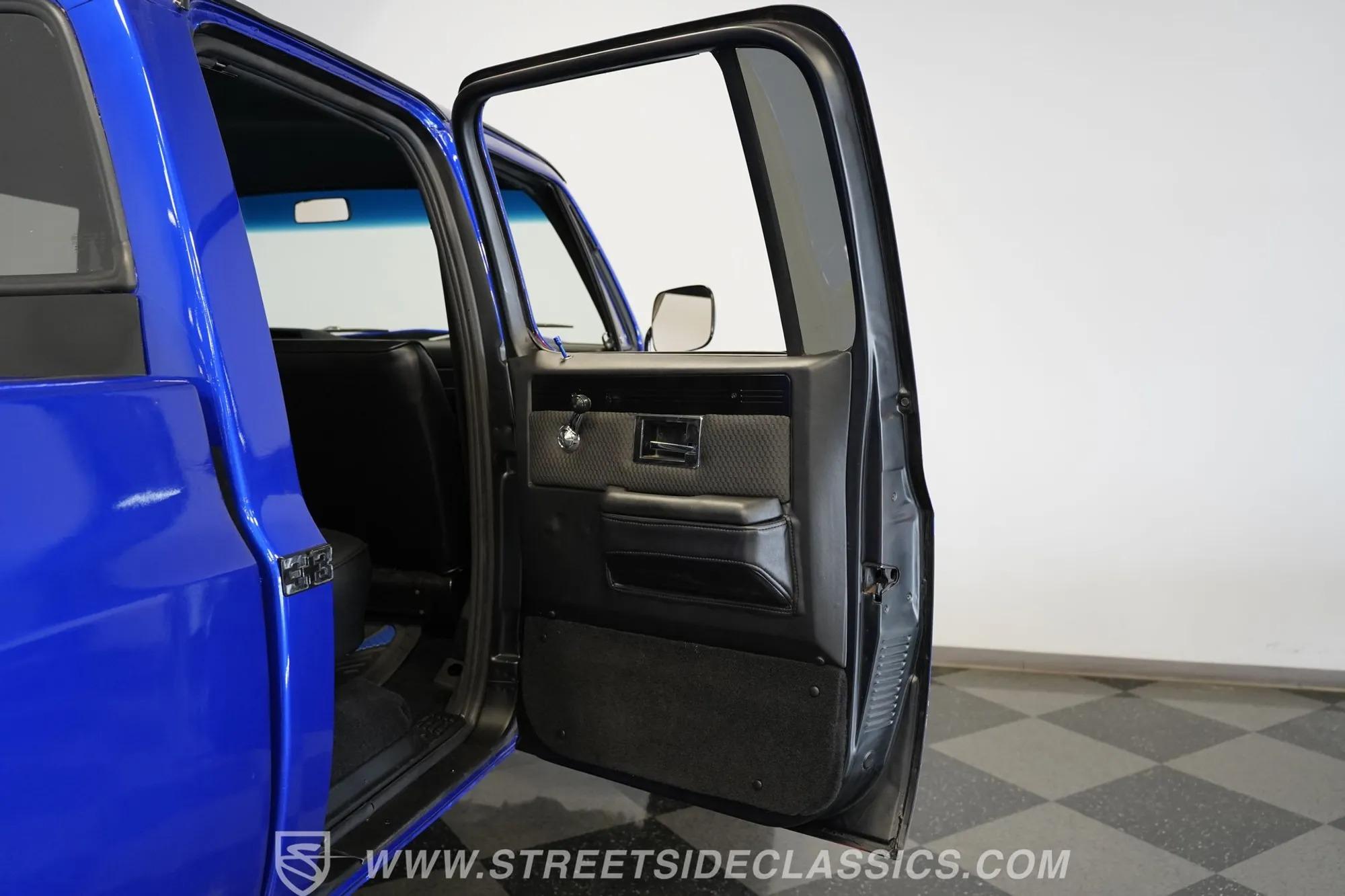 1984 Chevrolet K30 Silverado 4×4 3+3 CREW