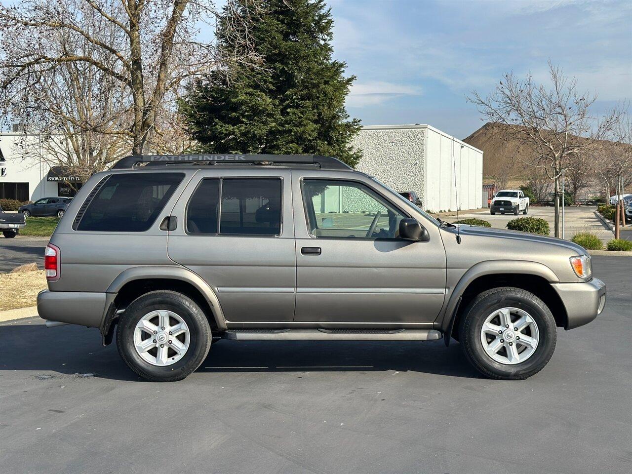 2004 Nissan Pathfinder SE - 5