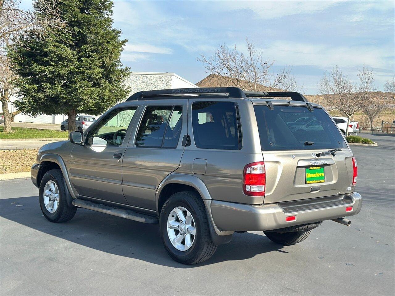 2004 Nissan Pathfinder SE - 3