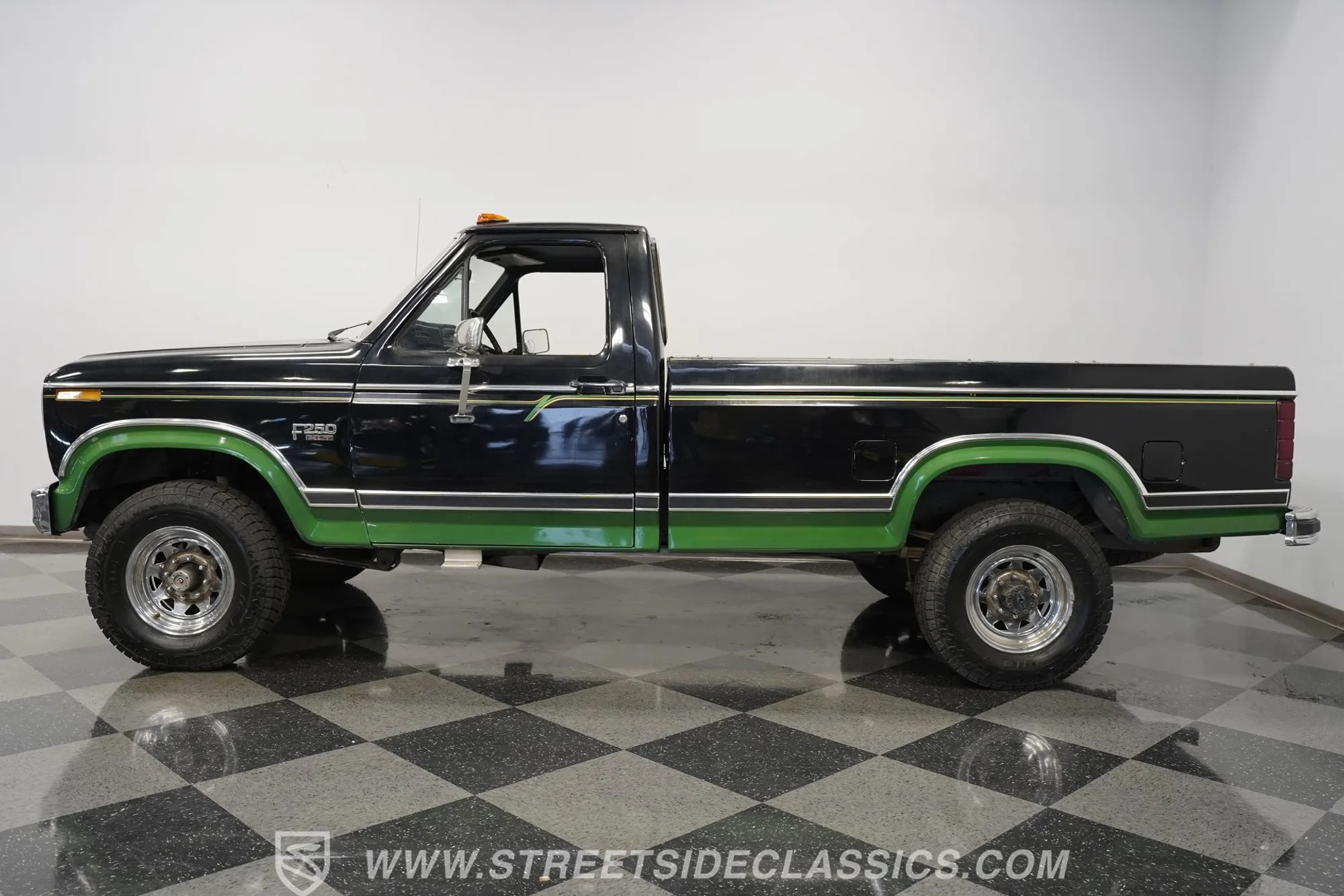 1983 Ford F-250 XLT 4×4 - 2