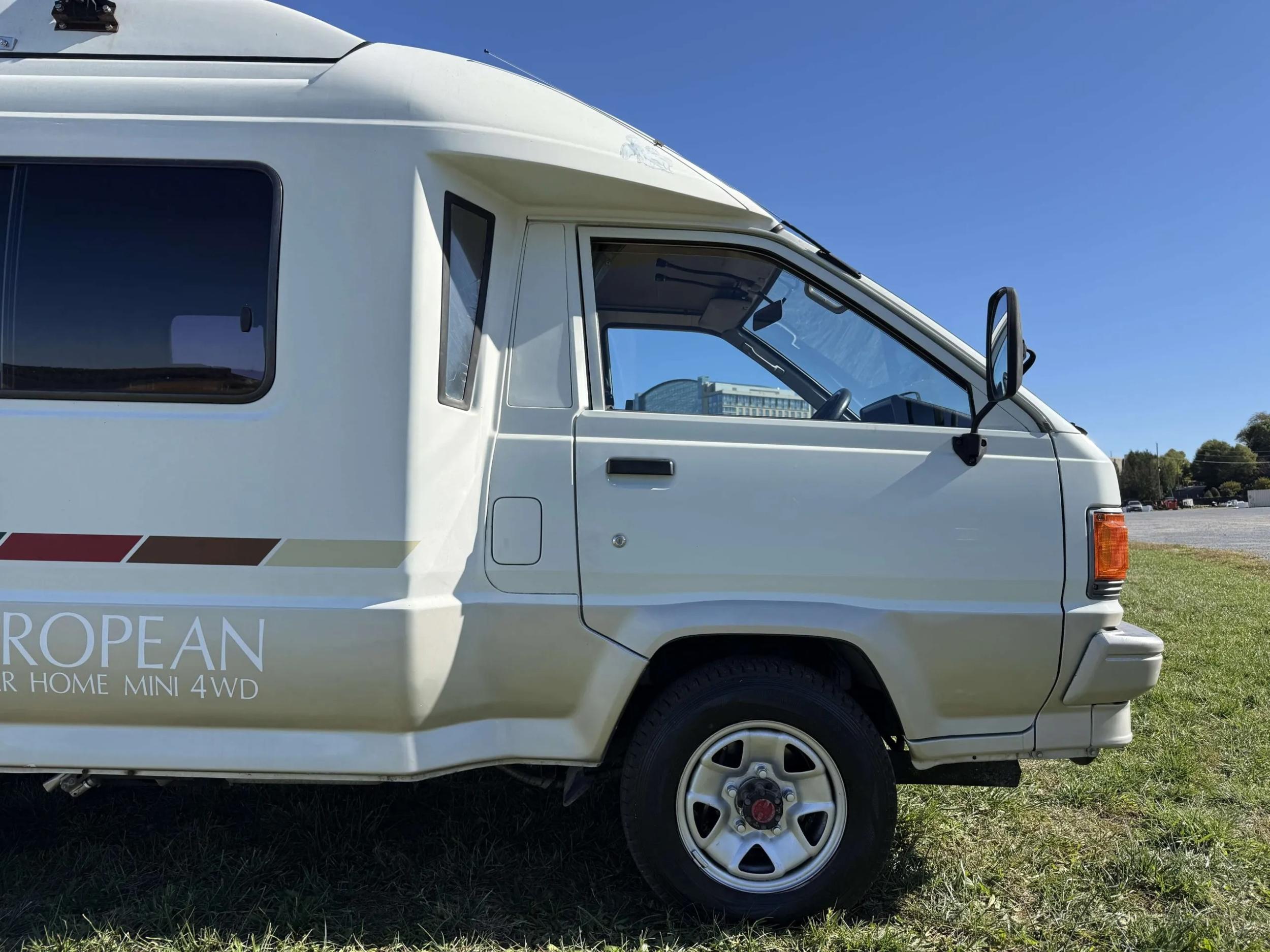 1992 Toyota TownAce Pop-Top Camper