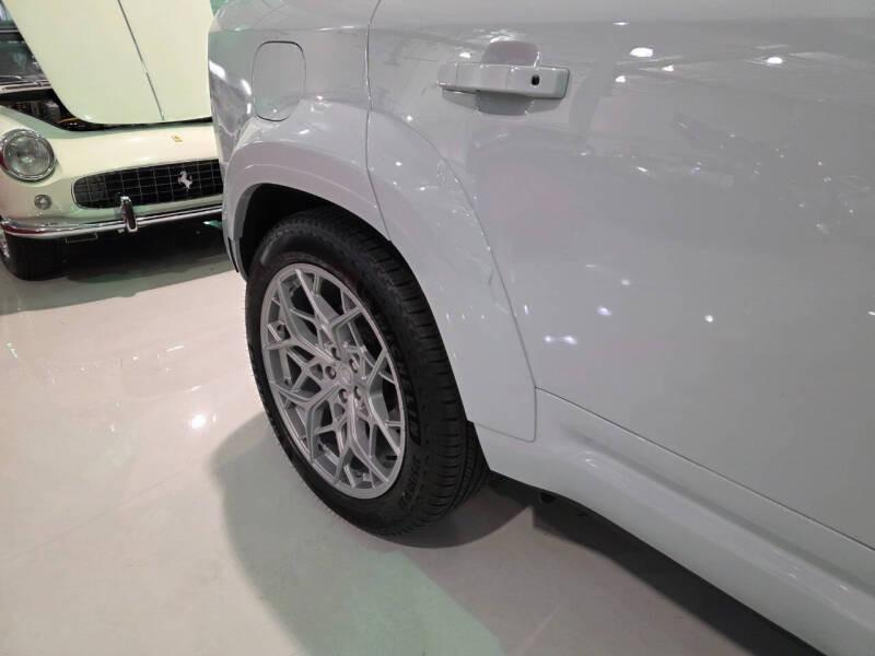 2024 Land Rover Defender 110 V8 P525