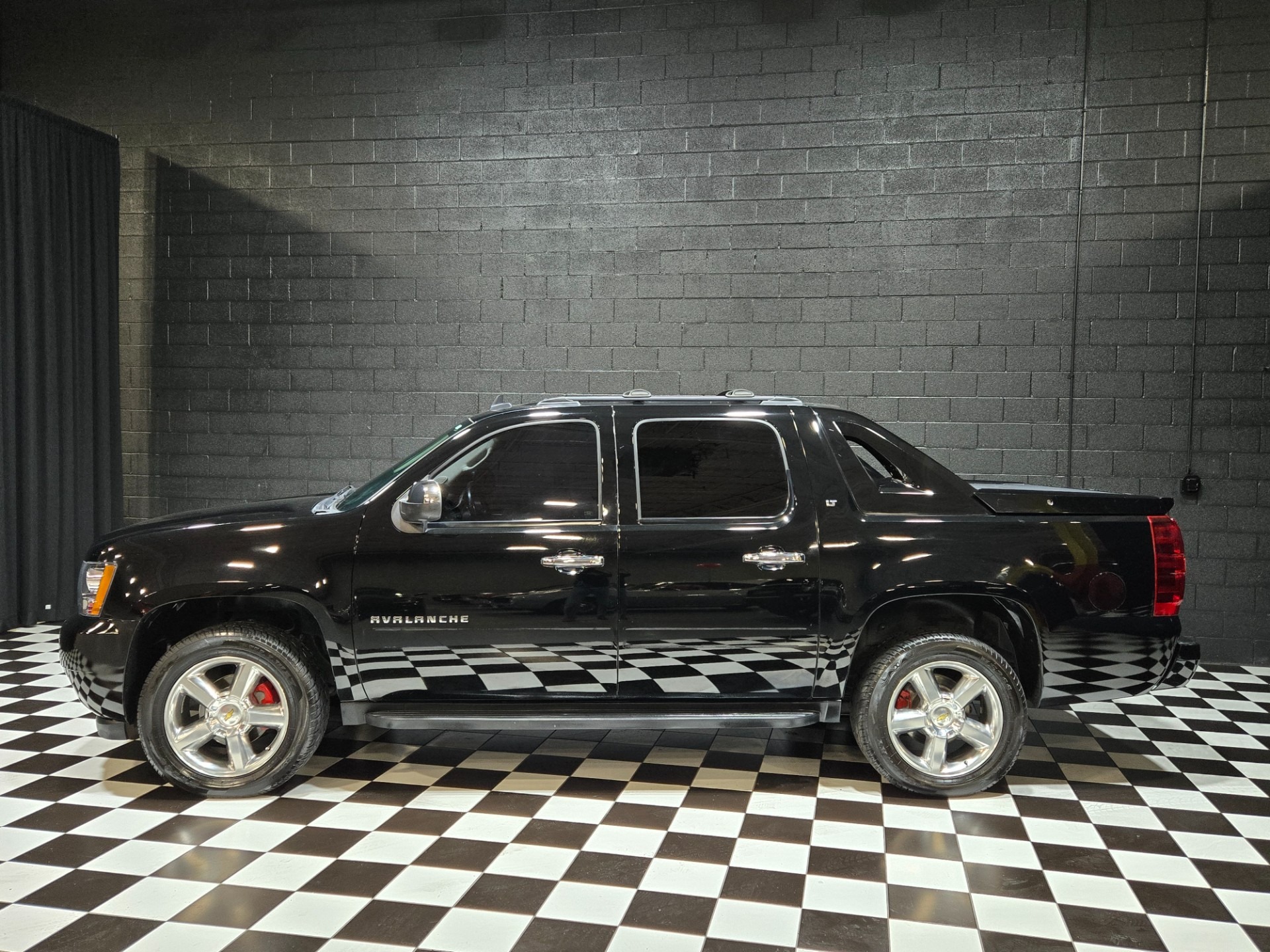 2012 Chevrolet Avalanche LT - 3