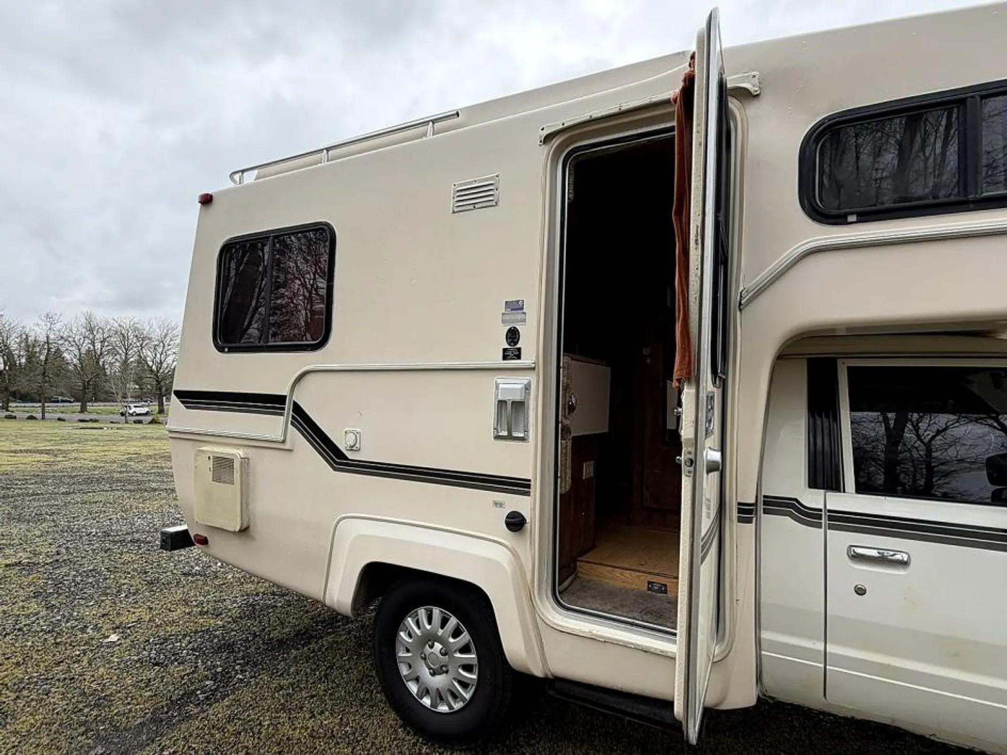 1984 Nissan Sunrader