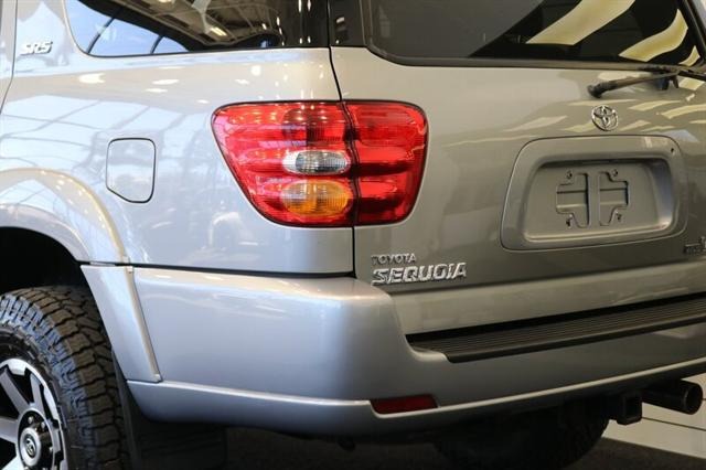 2004 Toyota Sequoia SR5