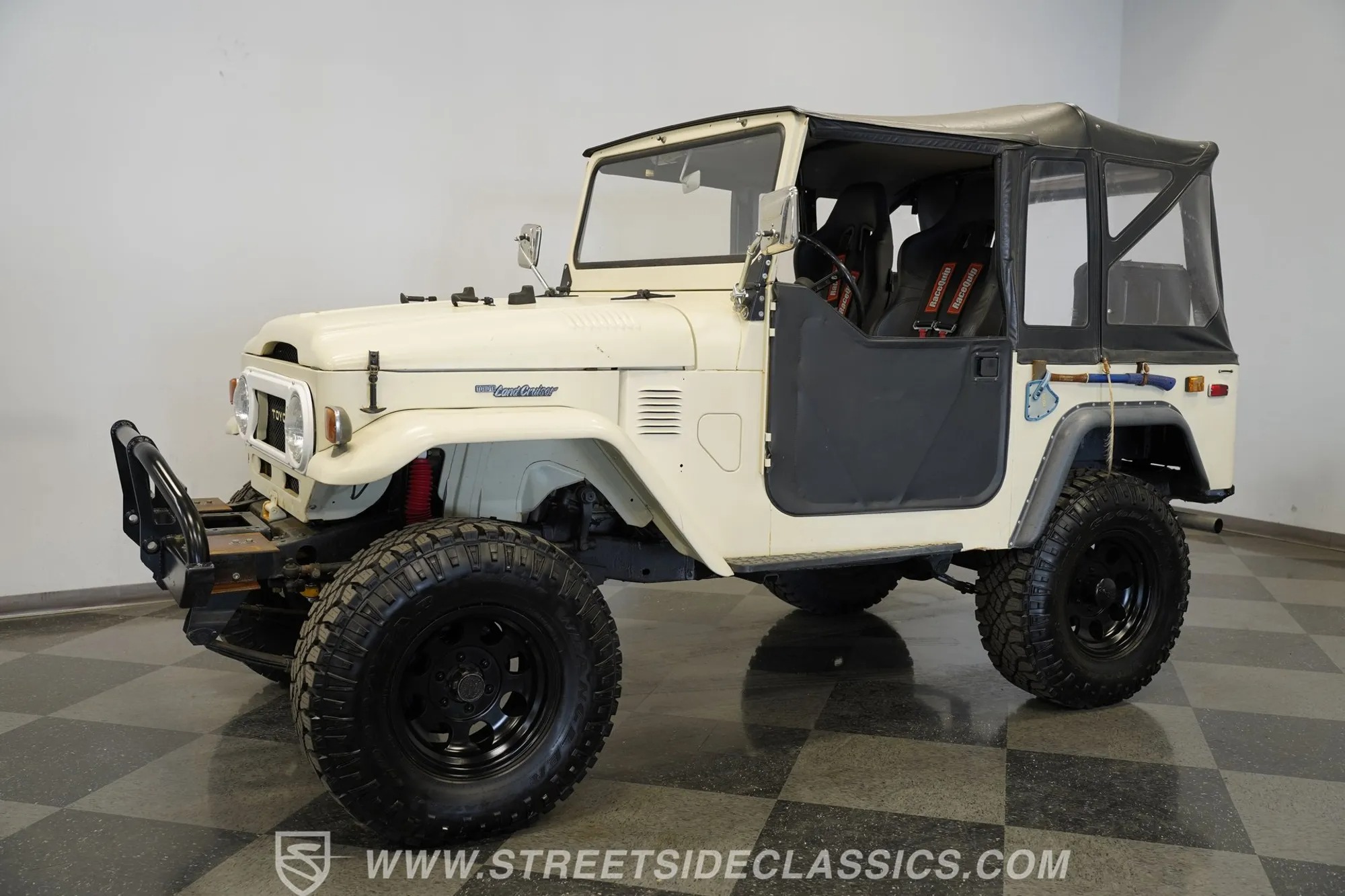 1974 Toyota Land Cruiser FJ40 - 3