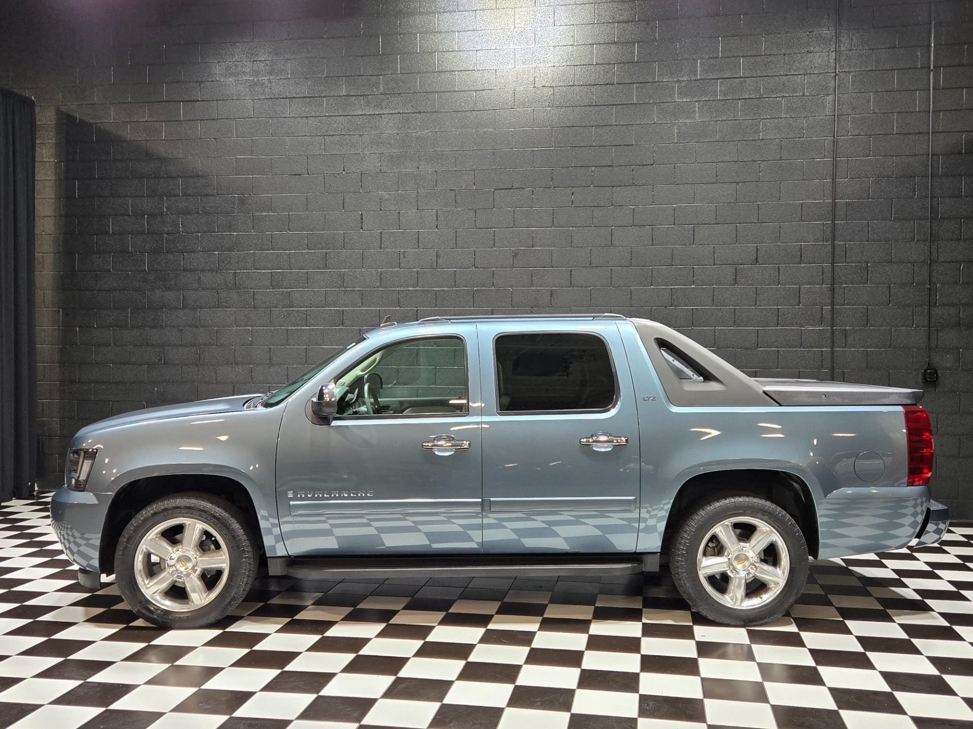 2008 Chevrolet Avalanche LTZ - 2