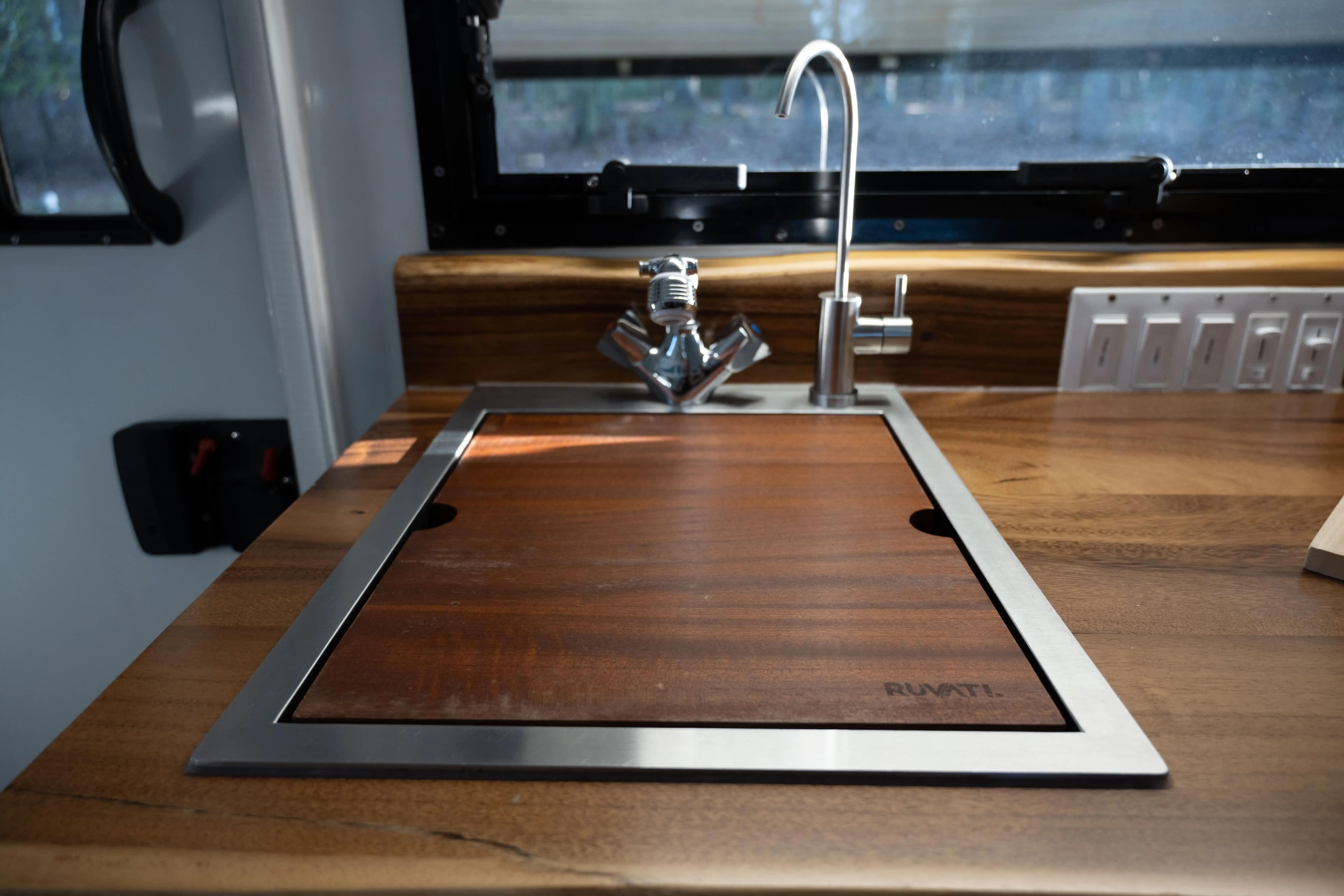 2021 Ford F-550 Expedition Vehicle