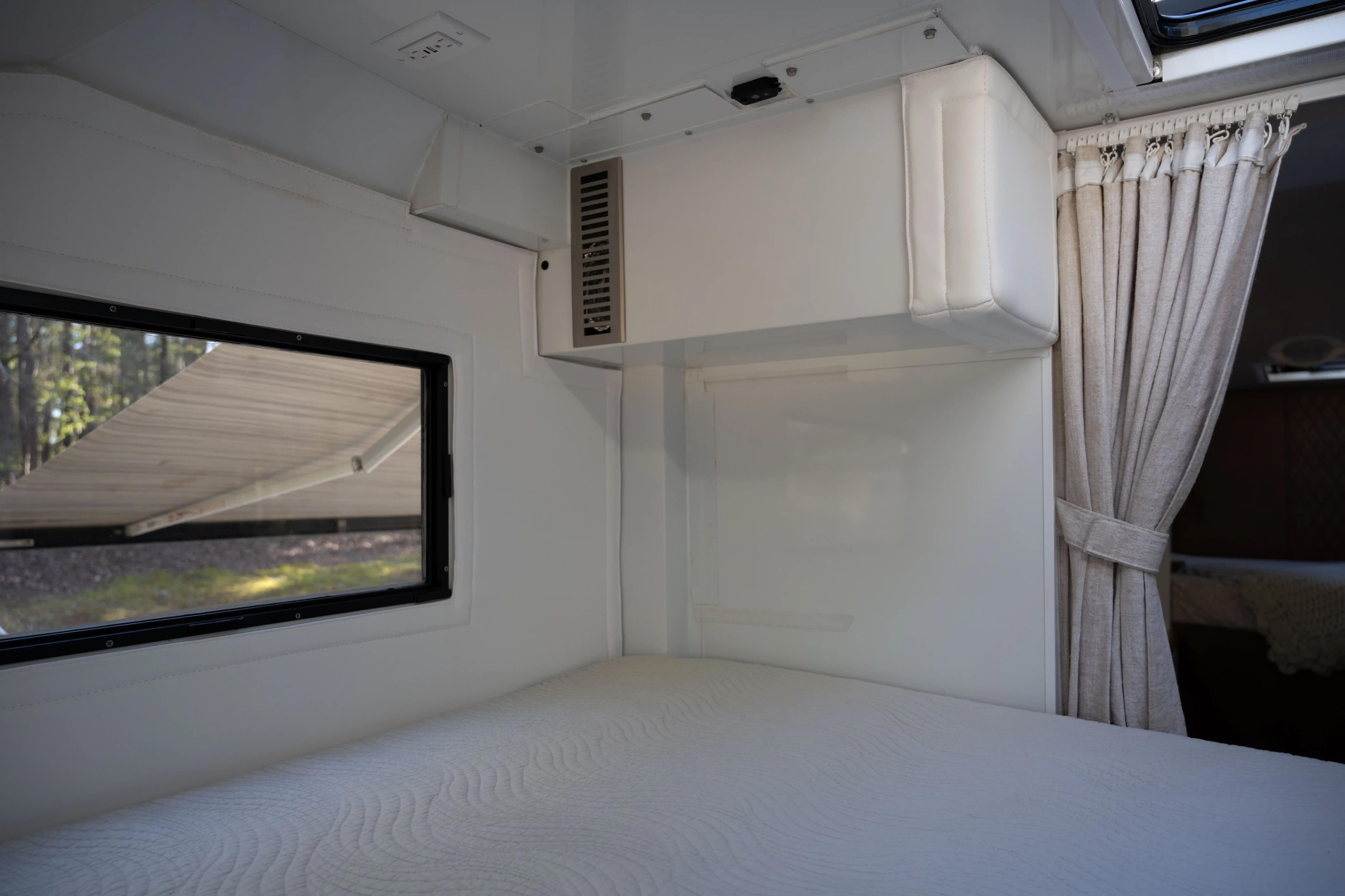 2021 Ford F-550 Expedition Vehicle