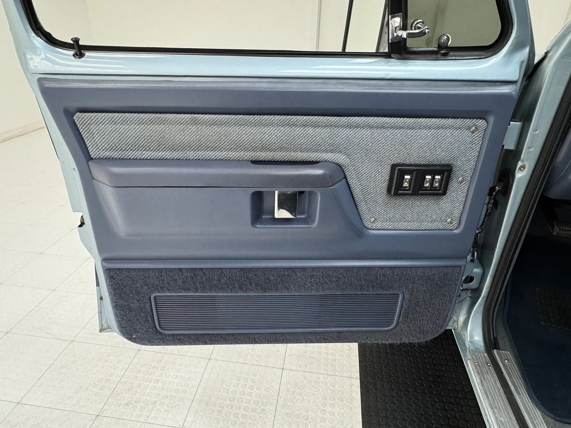 1987 Dodge Ramcharger 150 LE