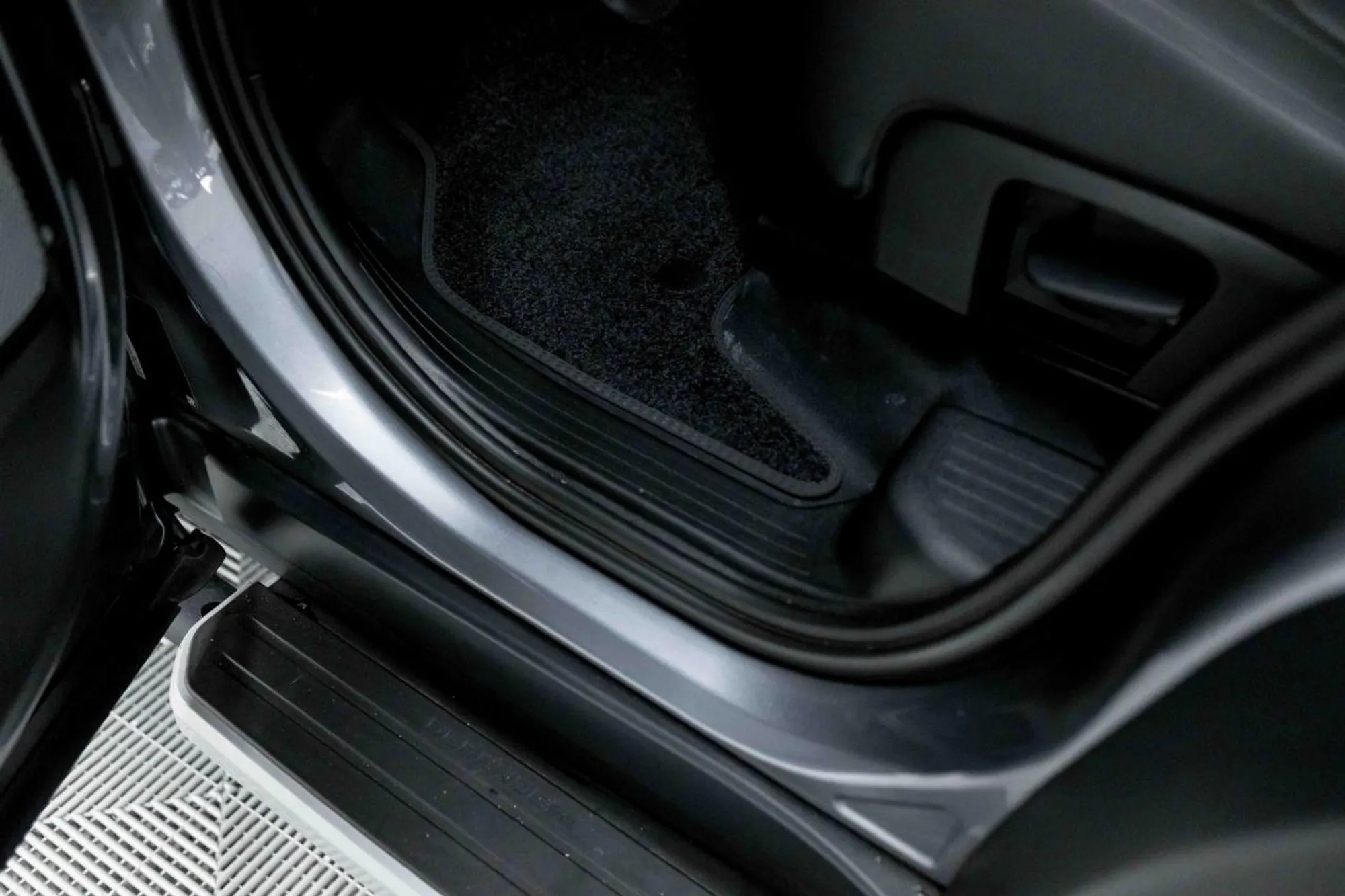 2023 Land Rover Defender SE