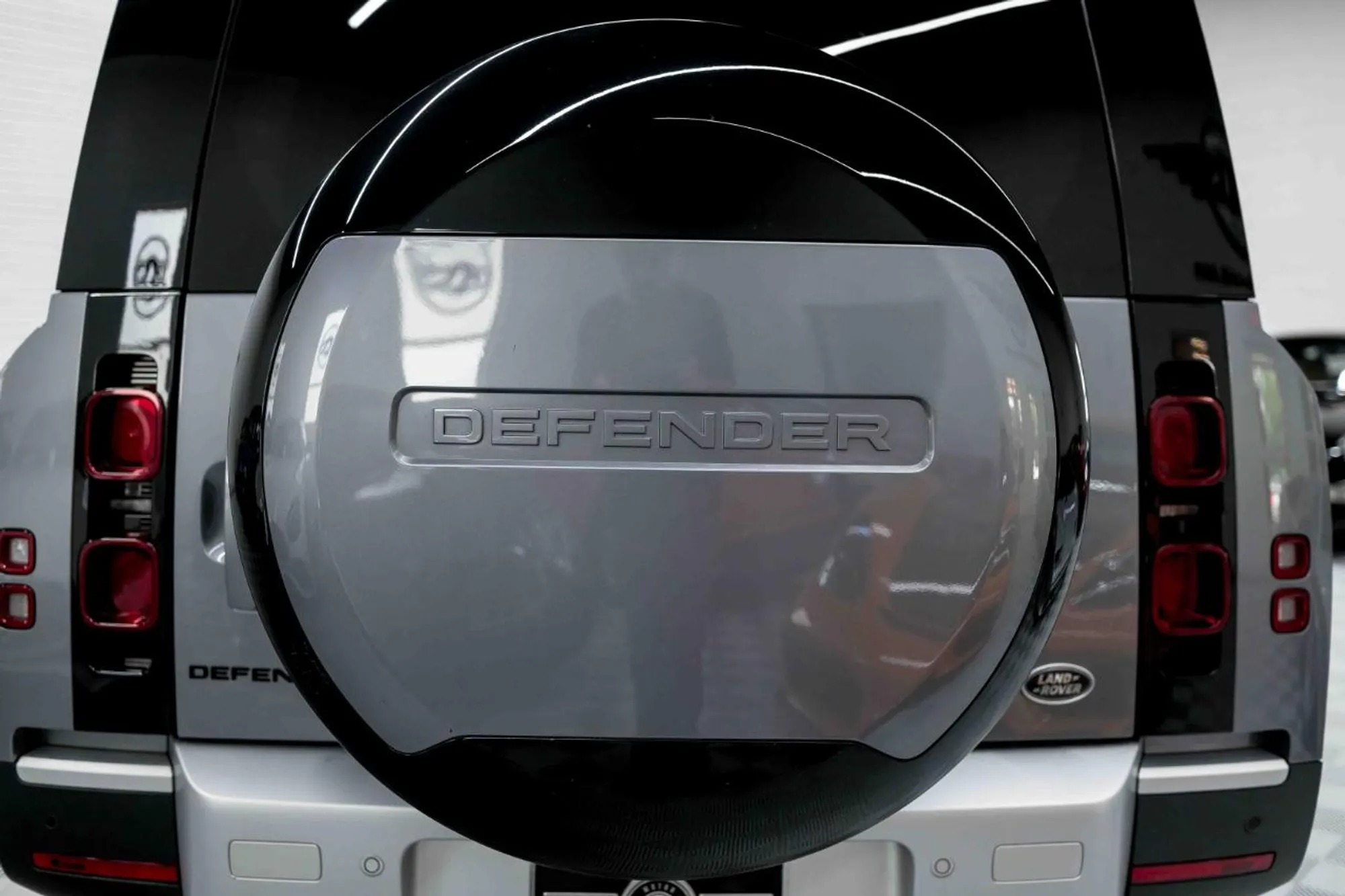 2023 Land Rover Defender SE