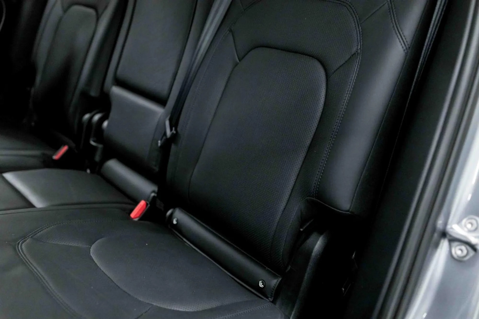 2023 Land Rover Defender SE