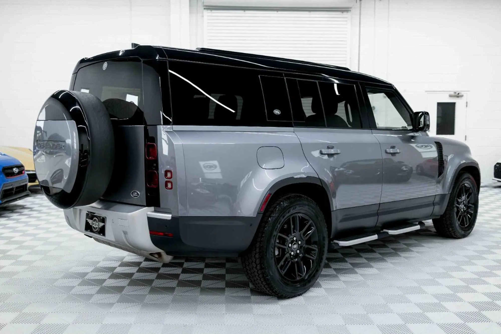2023 Land Rover Defender SE