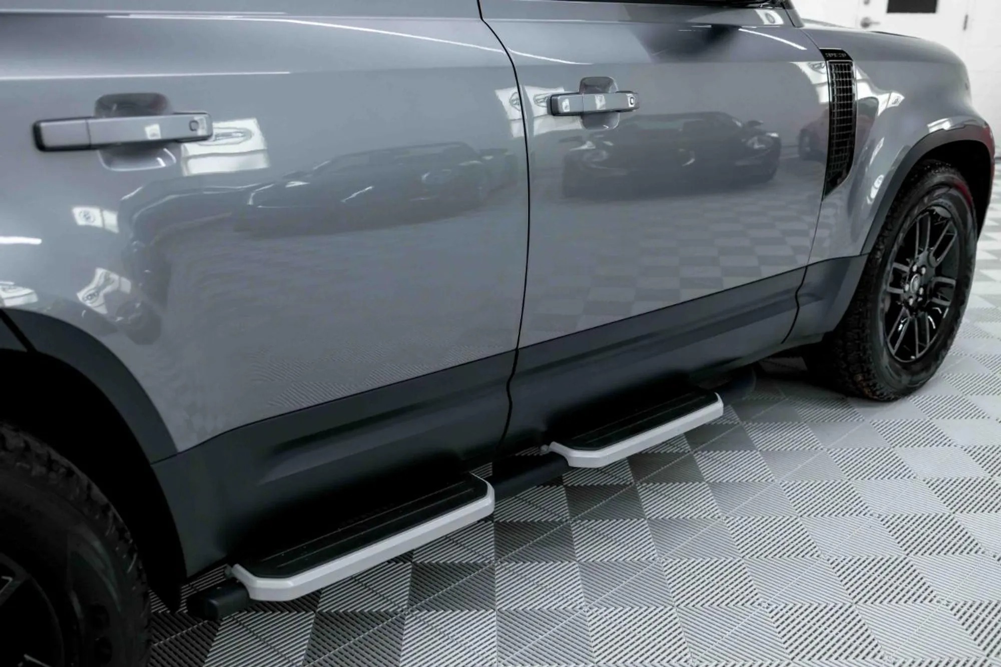 2023 Land Rover Defender SE