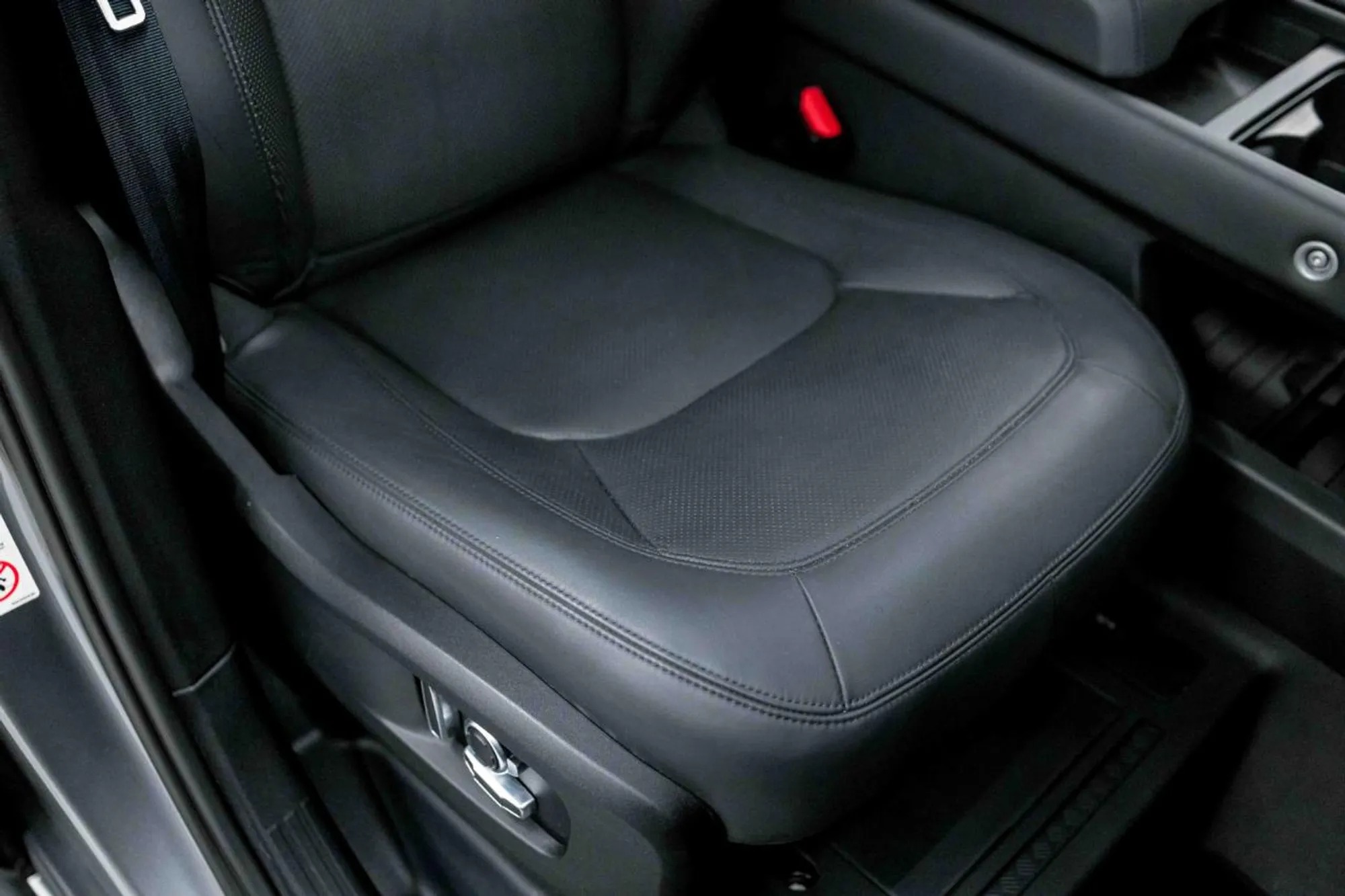 2023 Land Rover Defender SE