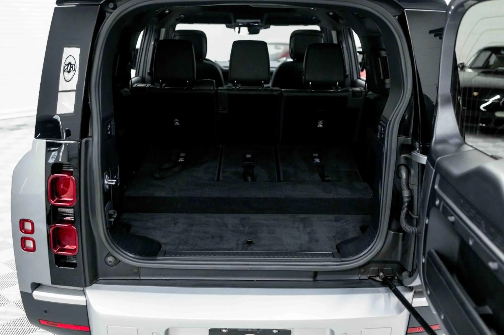 2023 Land Rover Defender SE