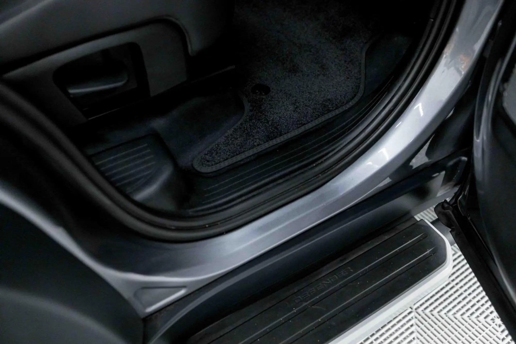 2023 Land Rover Defender SE