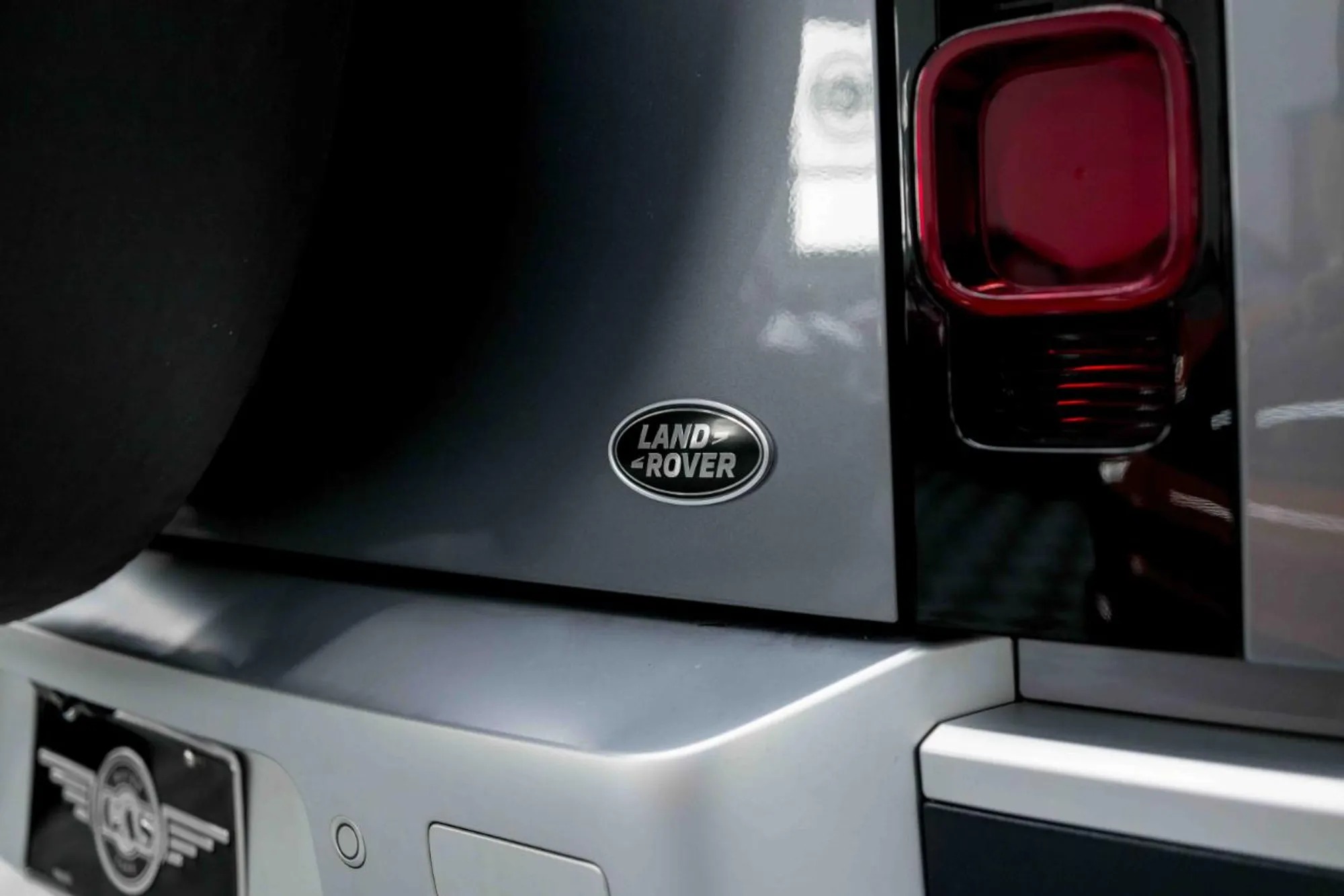 2023 Land Rover Defender SE