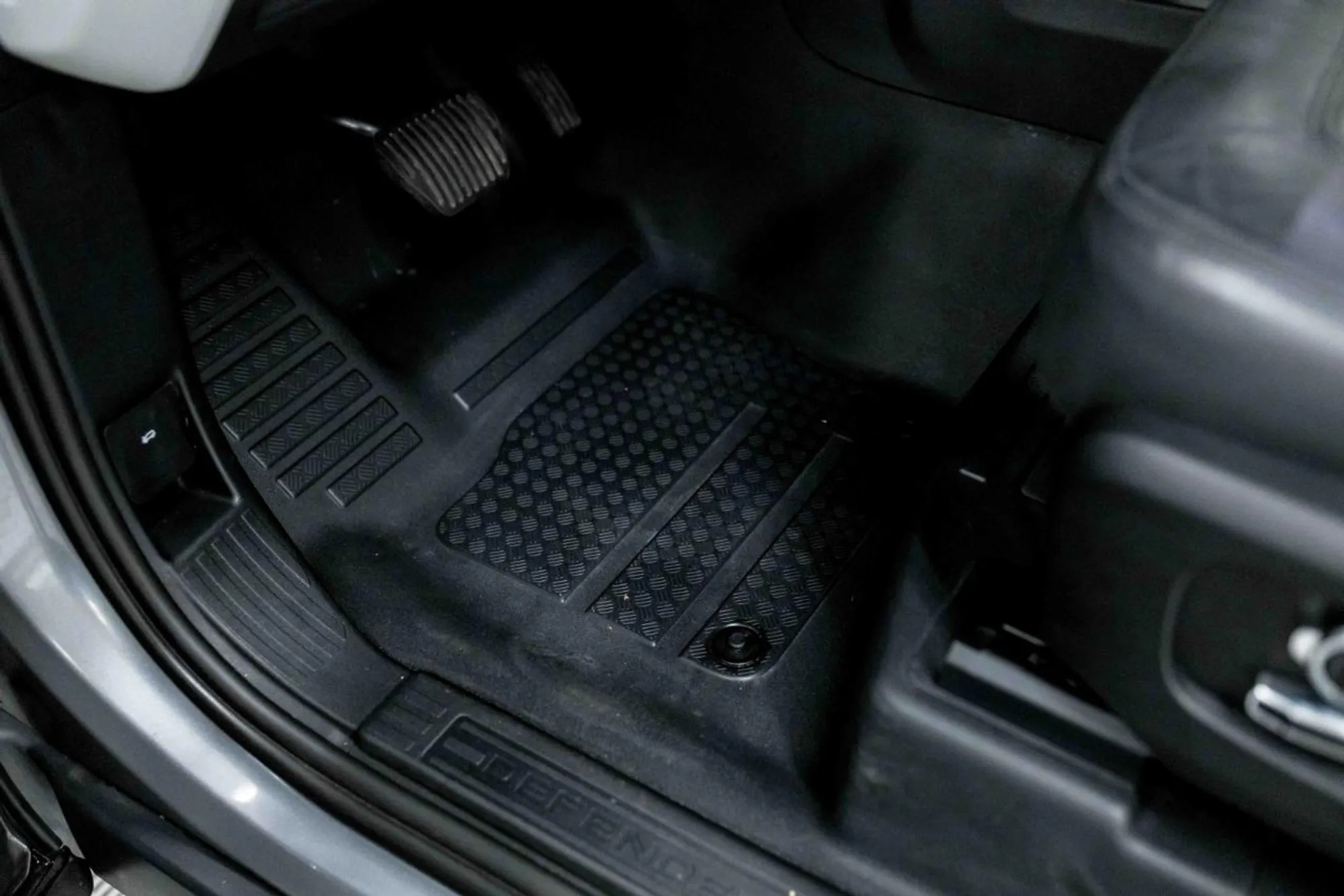 2023 Land Rover Defender SE