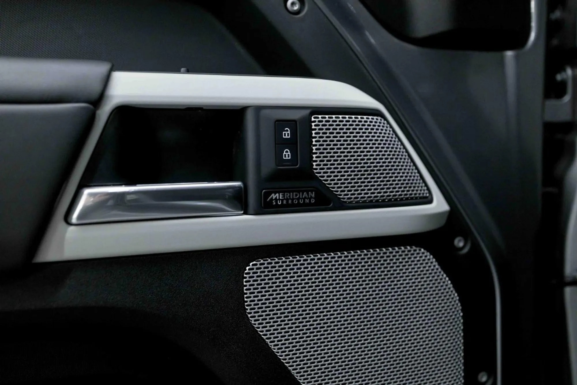 2023 Land Rover Defender SE