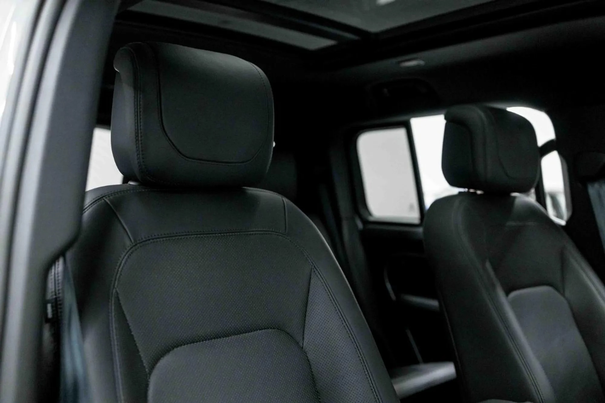 2023 Land Rover Defender SE