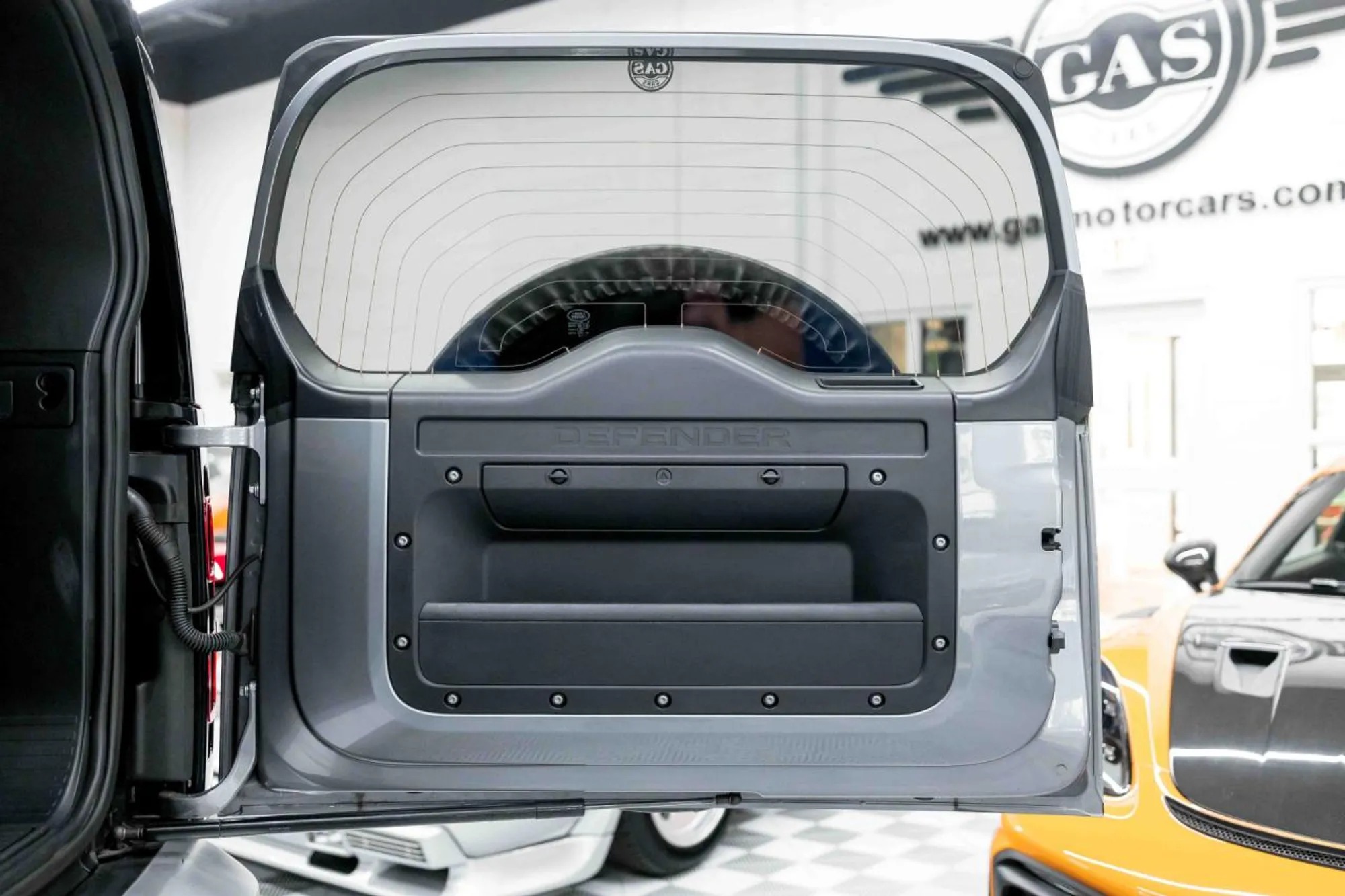 2023 Land Rover Defender SE