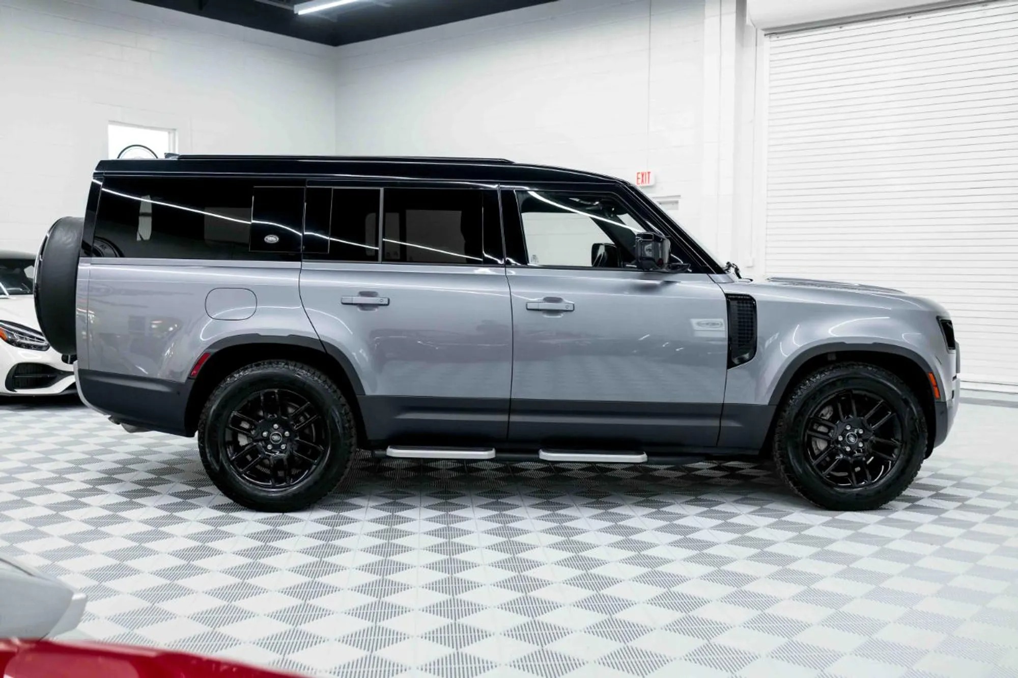 2023 Land Rover Defender SE - 4