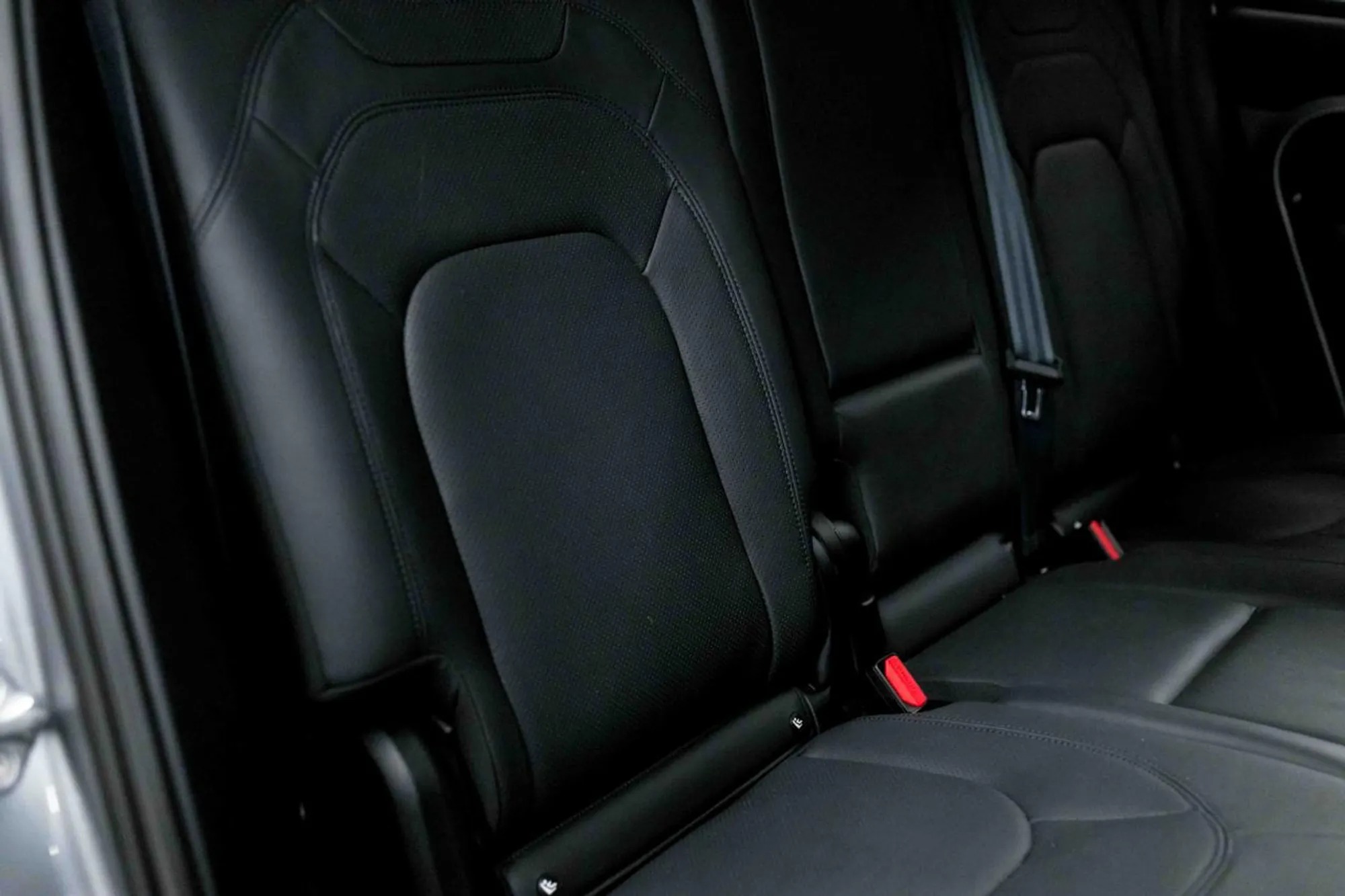 2023 Land Rover Defender SE