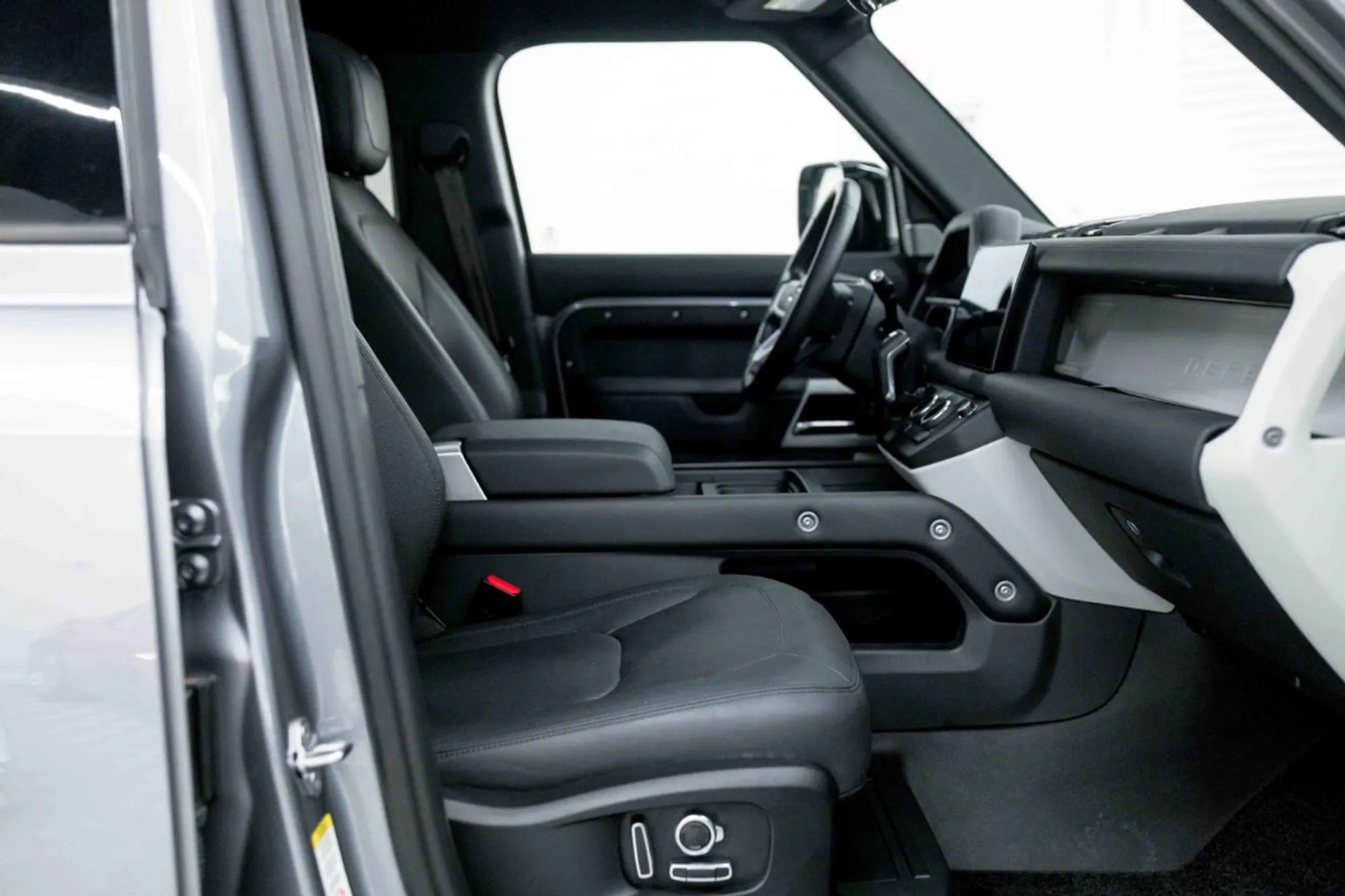 2023 Land Rover Defender SE