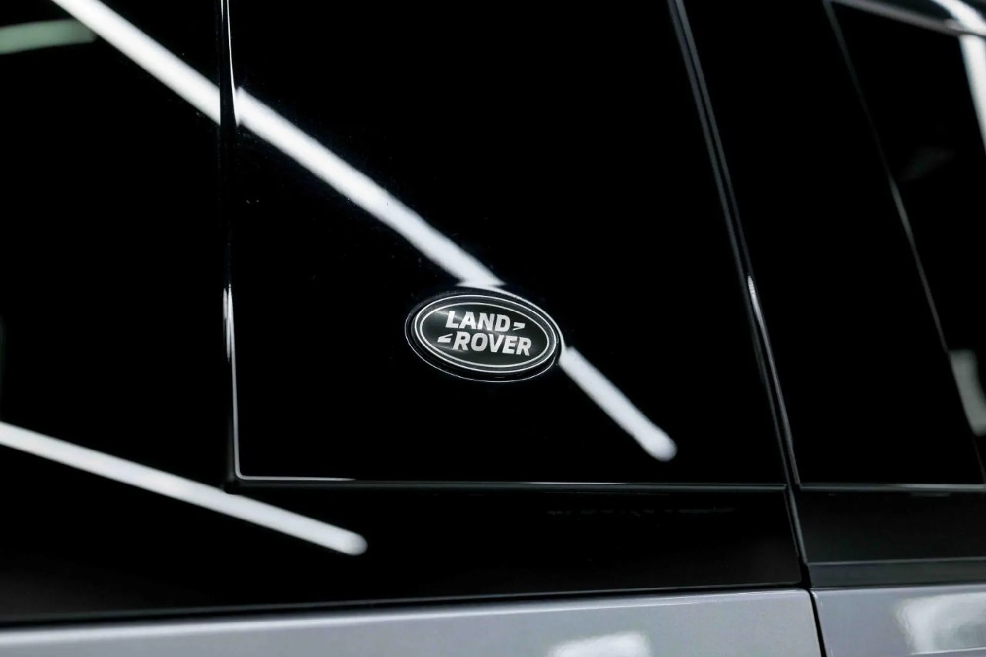 2023 Land Rover Defender SE