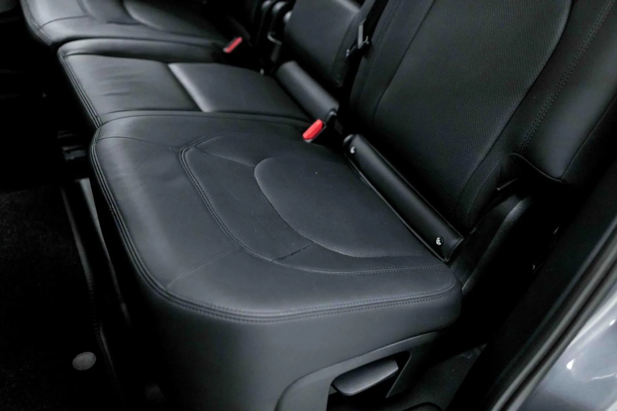 2023 Land Rover Defender SE