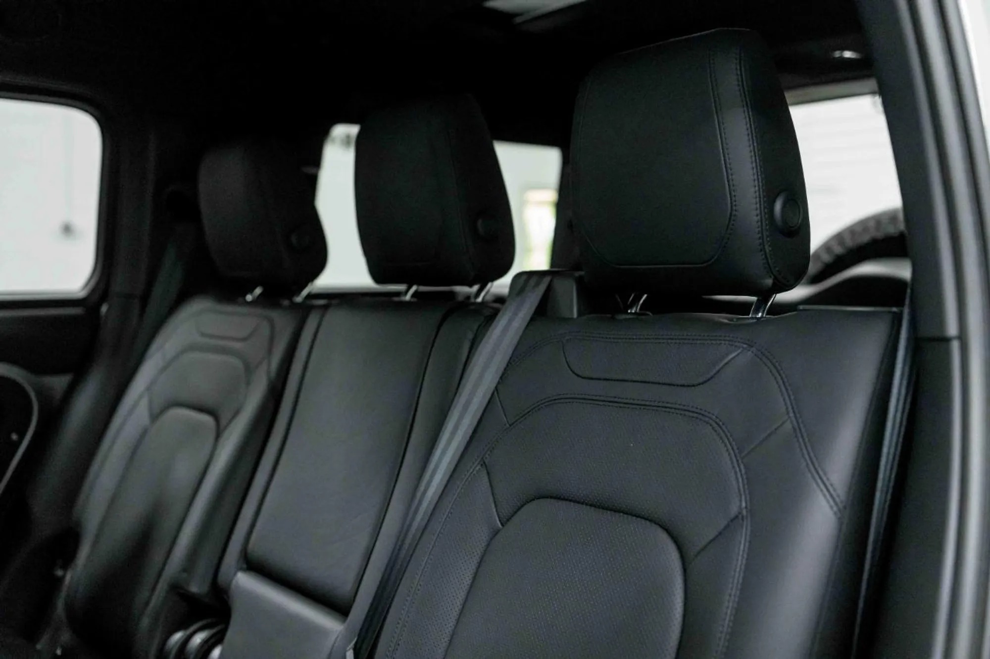 2023 Land Rover Defender SE