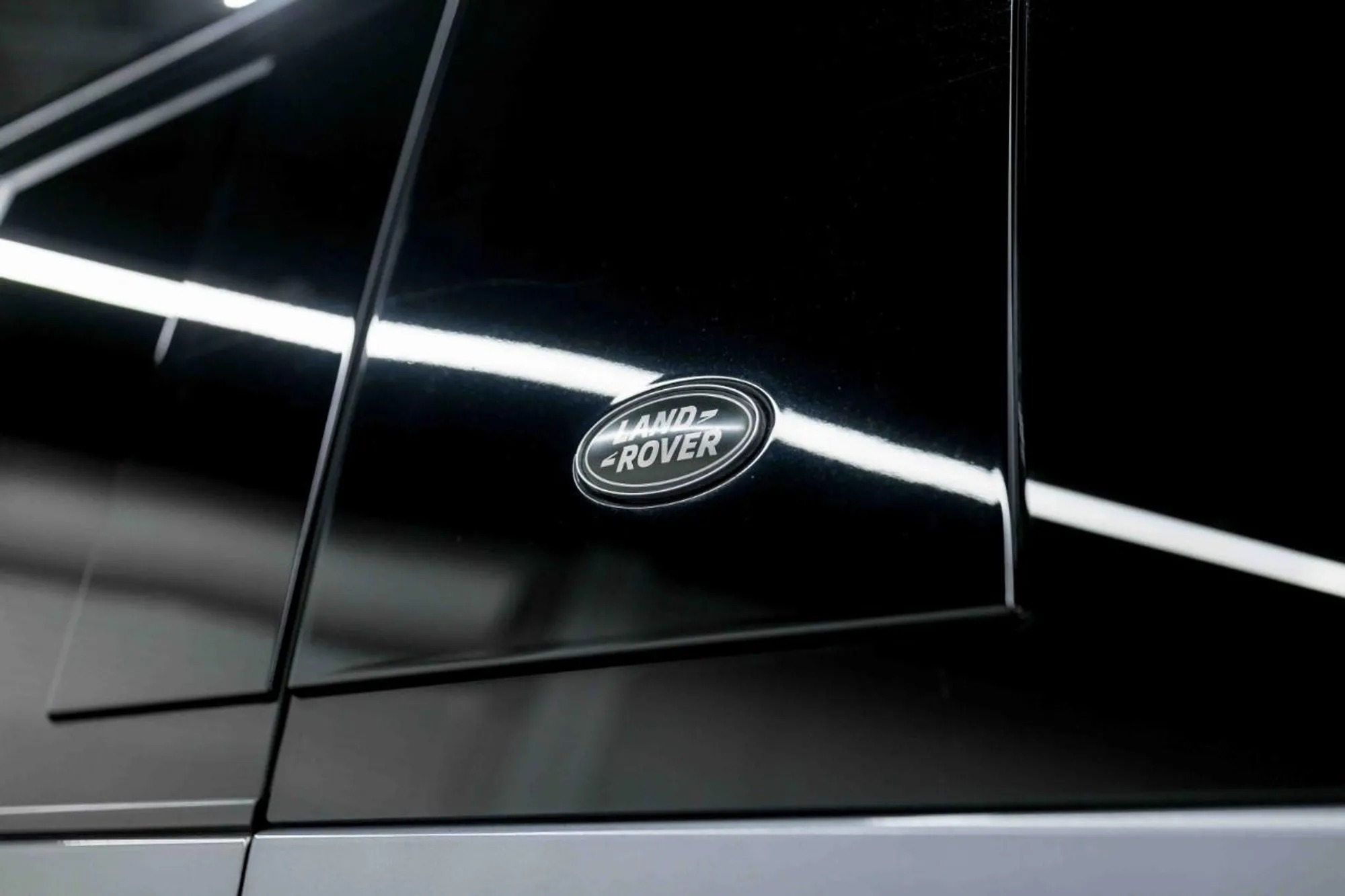 2023 Land Rover Defender SE