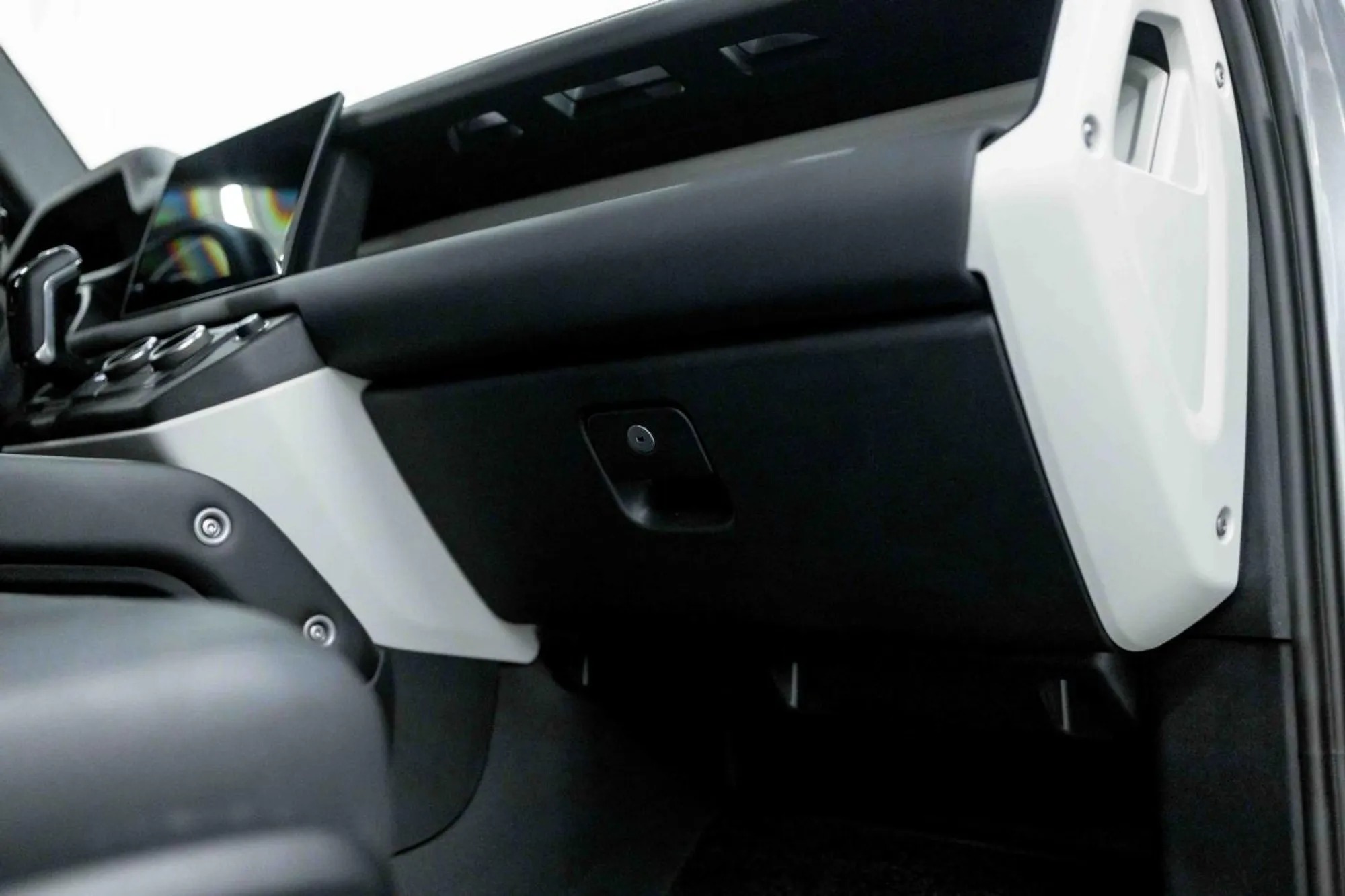 2023 Land Rover Defender SE