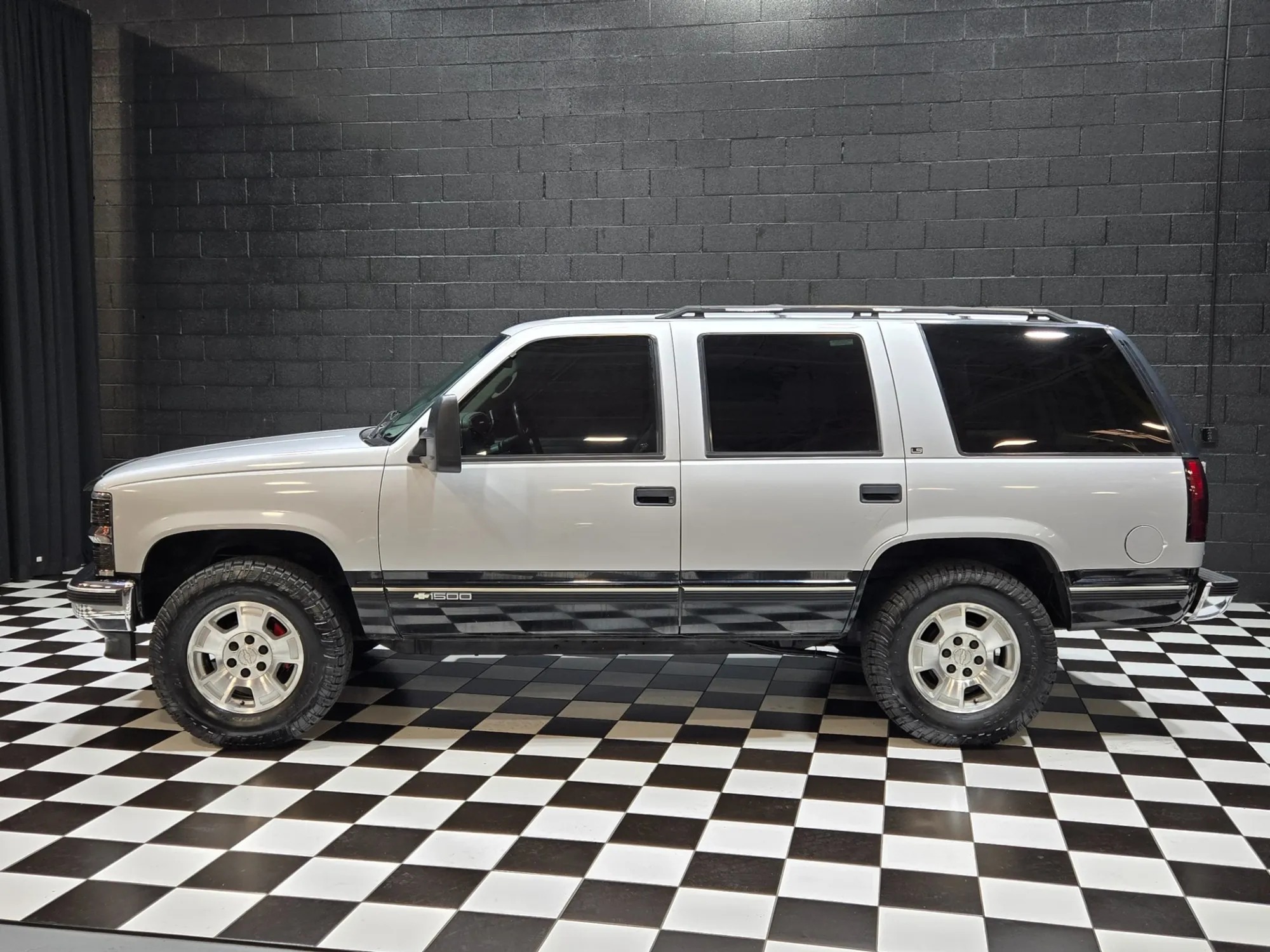 1995 Chevrolet Tahoe LS - 4