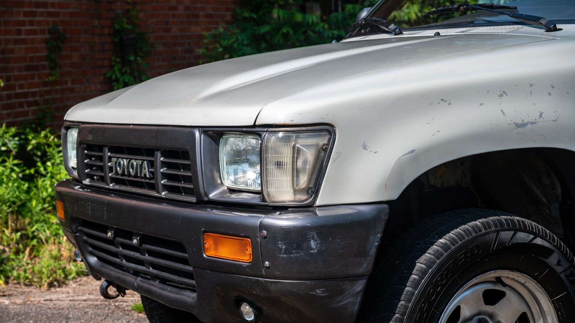 1989 TOYOTA HILUX LN105