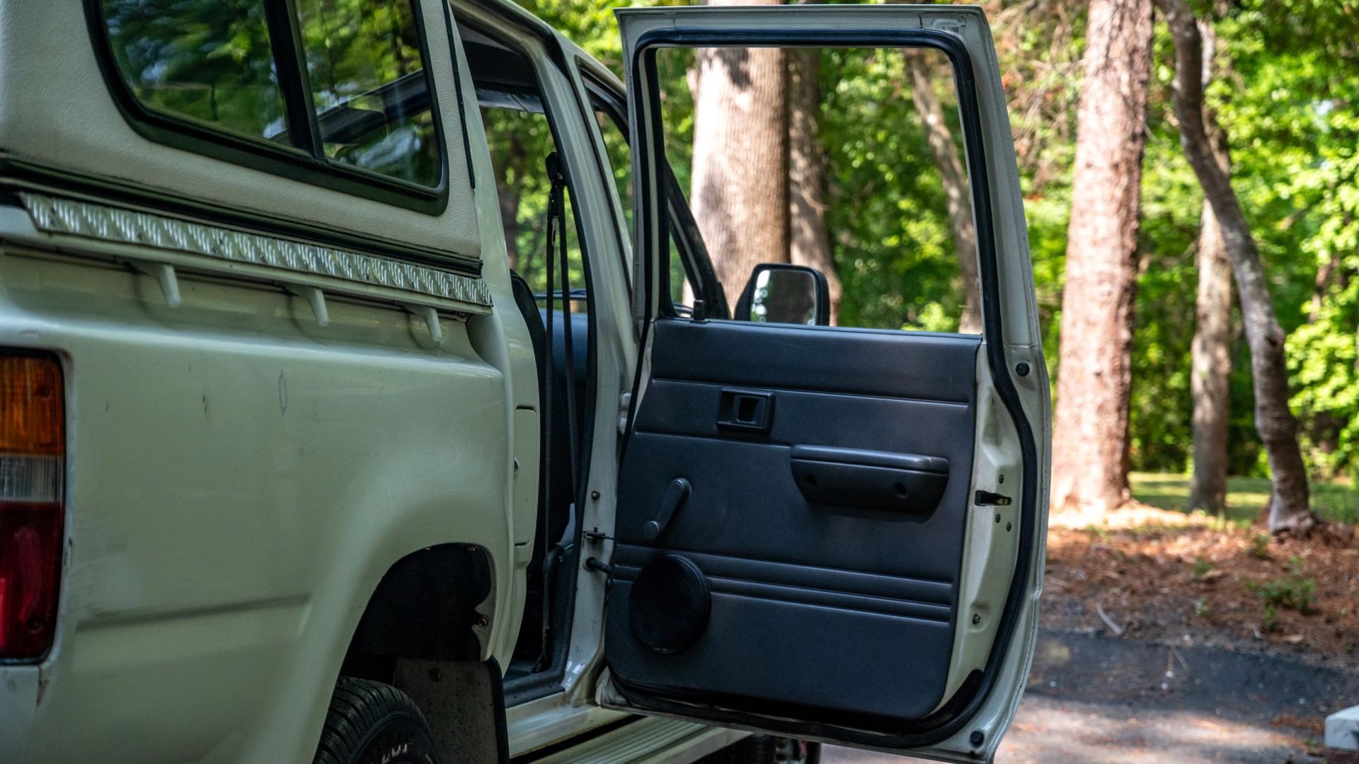 1989 TOYOTA HILUX LN105