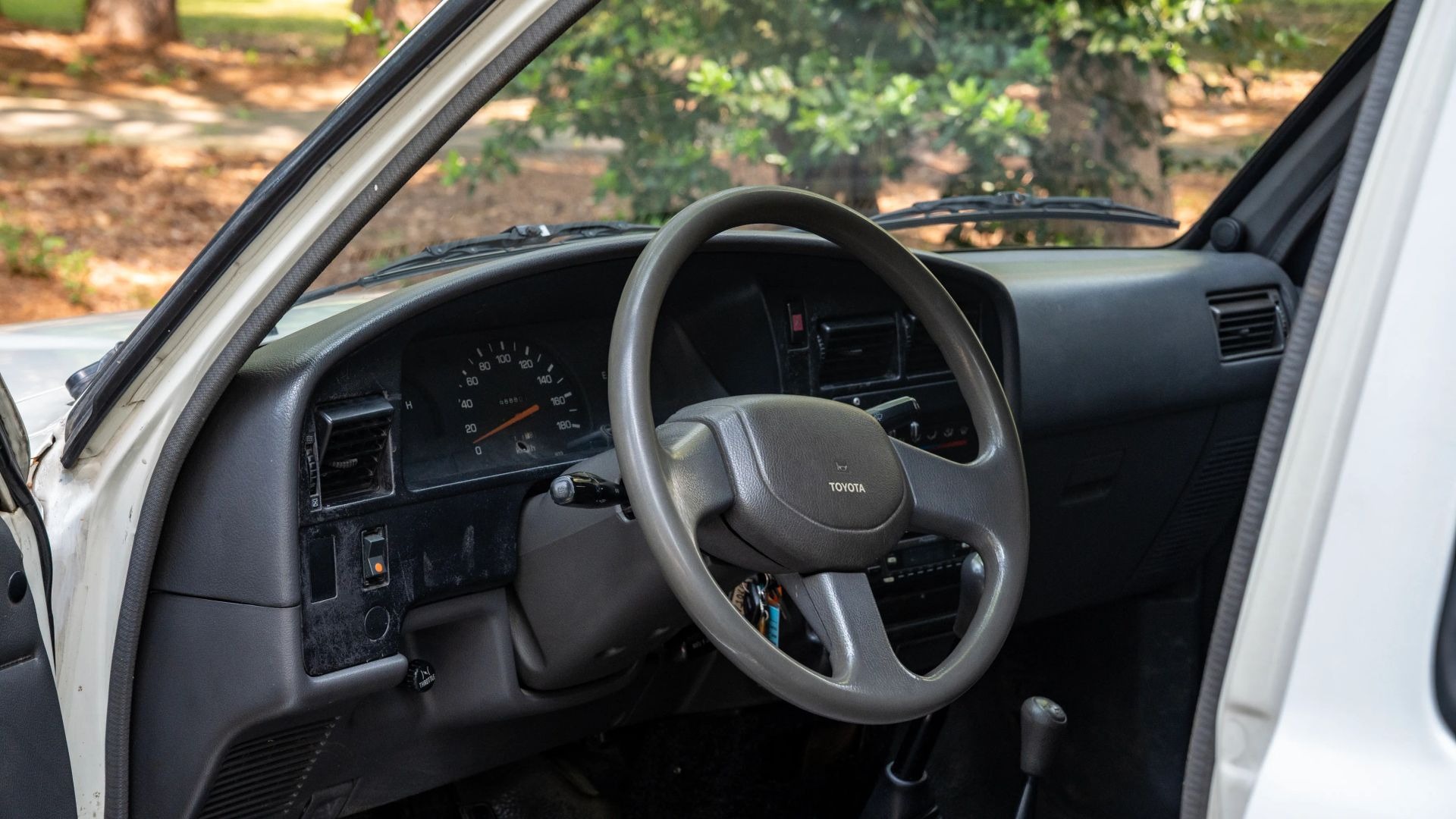 1989 TOYOTA HILUX LN105