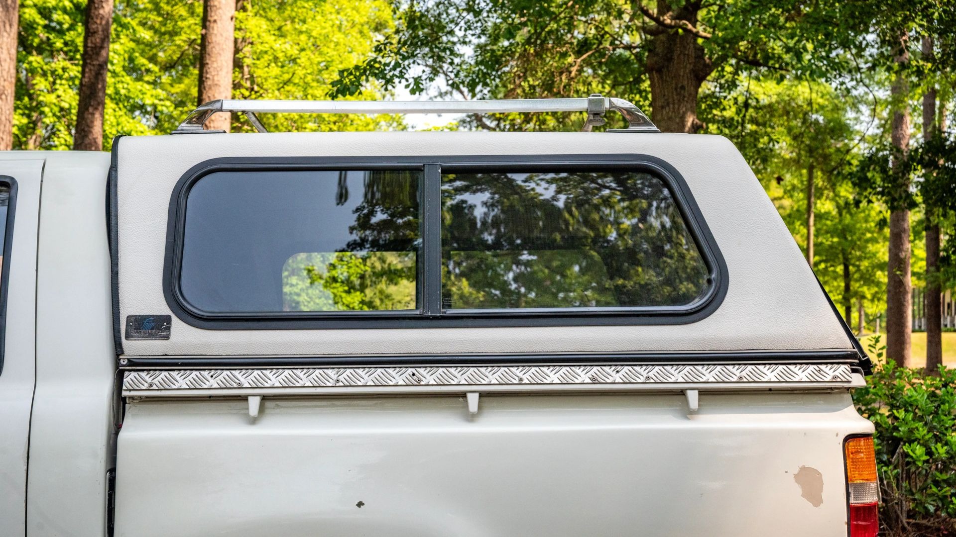 1989 TOYOTA HILUX LN105