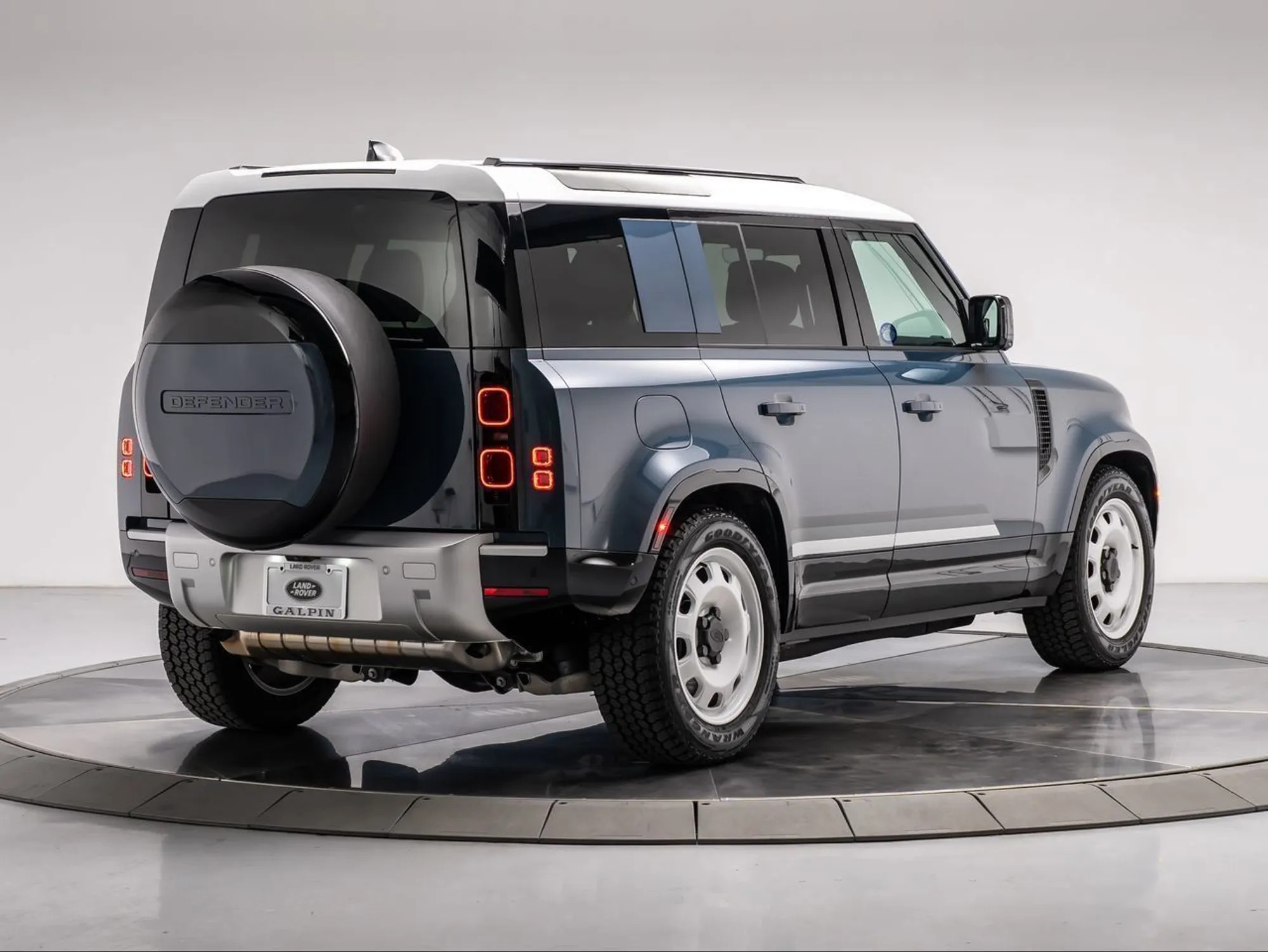 2025 Land Rover Defender 110 P300 - 5