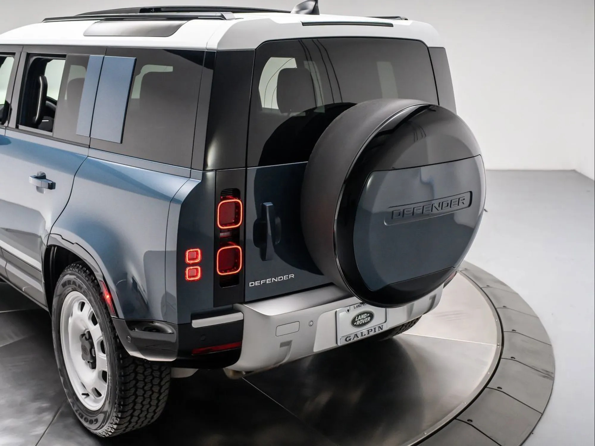 2025 Land Rover Defender 110 P300