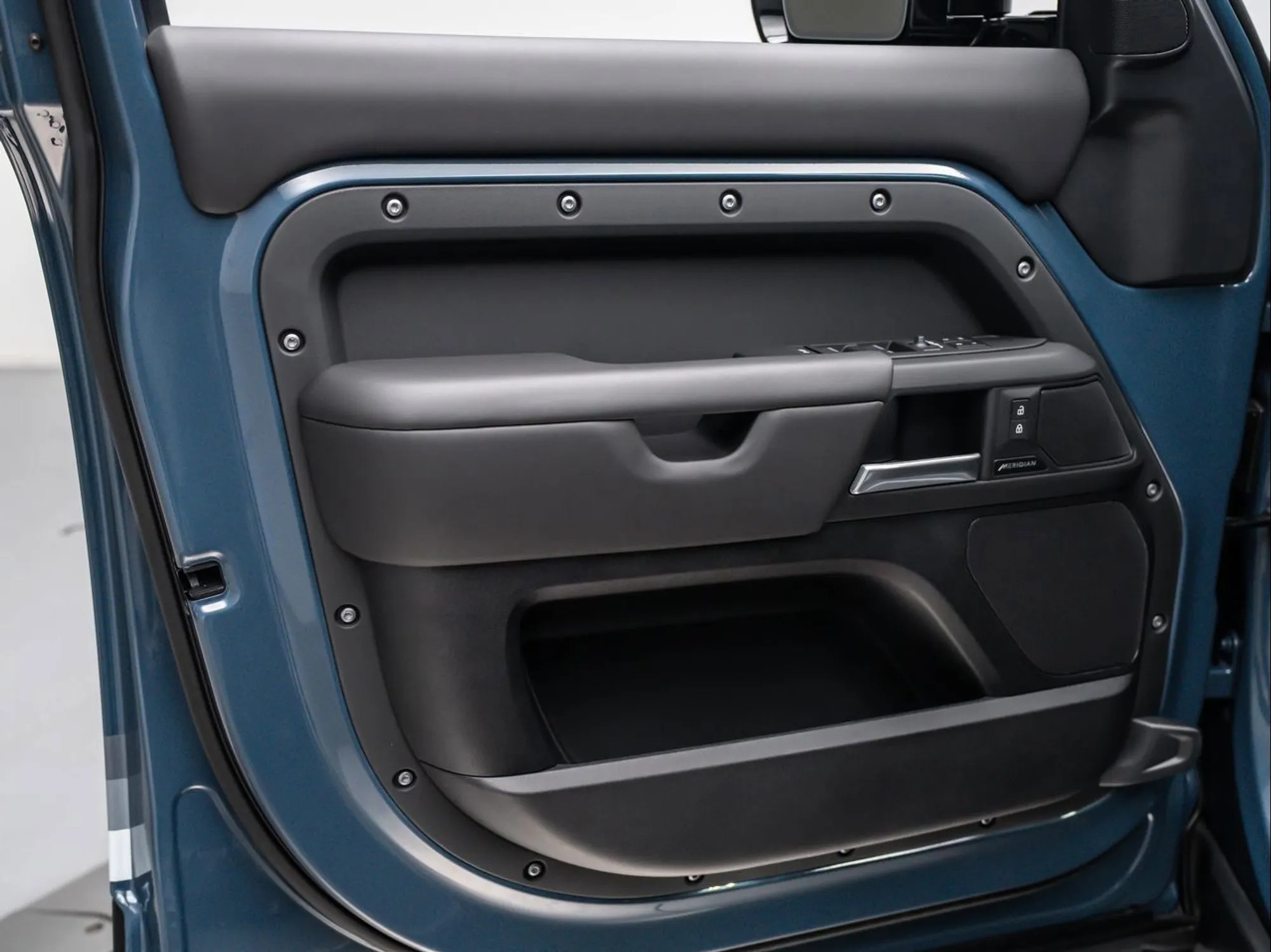 2025 Land Rover Defender 110 P300